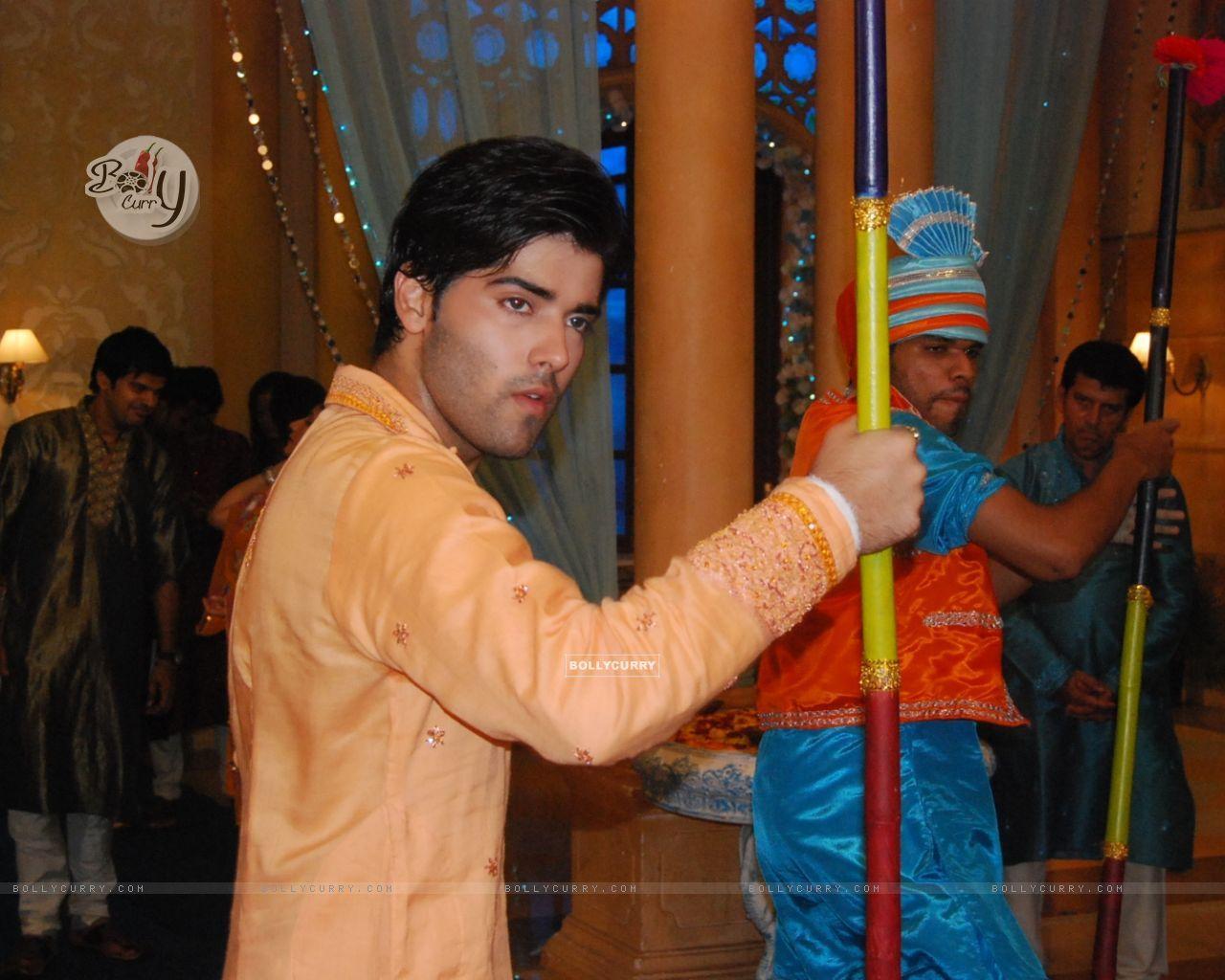 1280x1024 Wallpaper as Viren doing bhangra in Chand Chupa Badal Mein size:1280x1024