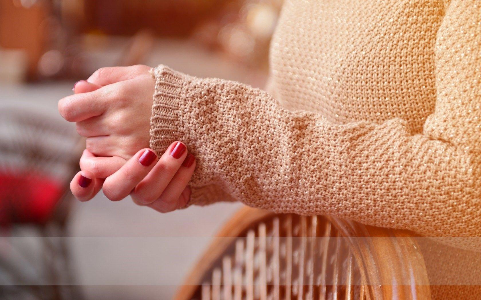 1680x1050 Mood Winter Girl Hand WallpaperNew HD Wallpaper 1743 - Book Hand Girl Mood Wallpaper