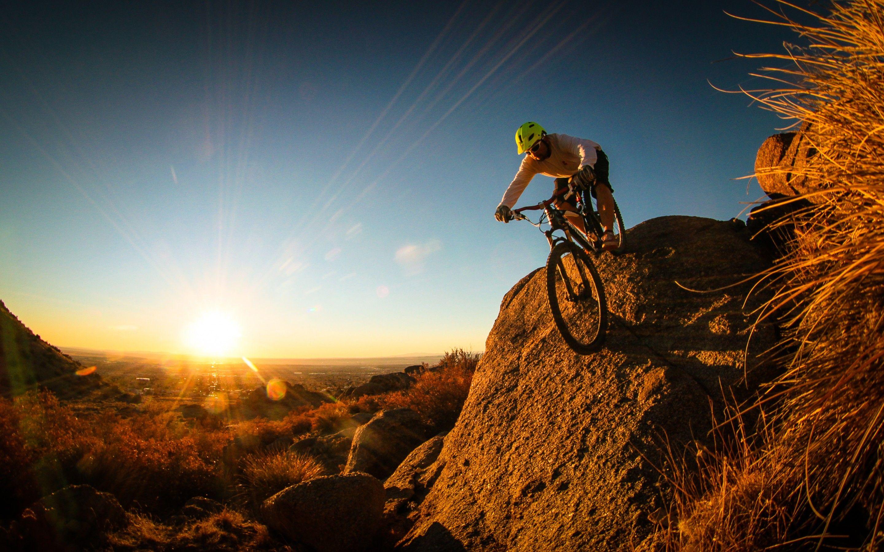 2880x1800 Mountain Bike Race Wallpaper