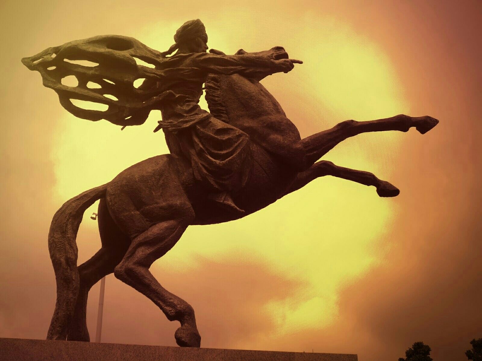1600x1200 Beautiful Photograph Of Horse and Rider Statue Prince Diponegoro On Horseback National Monument Jakarta. Pegasus statue, Statue of person on horse, Jakarta national monument drawing