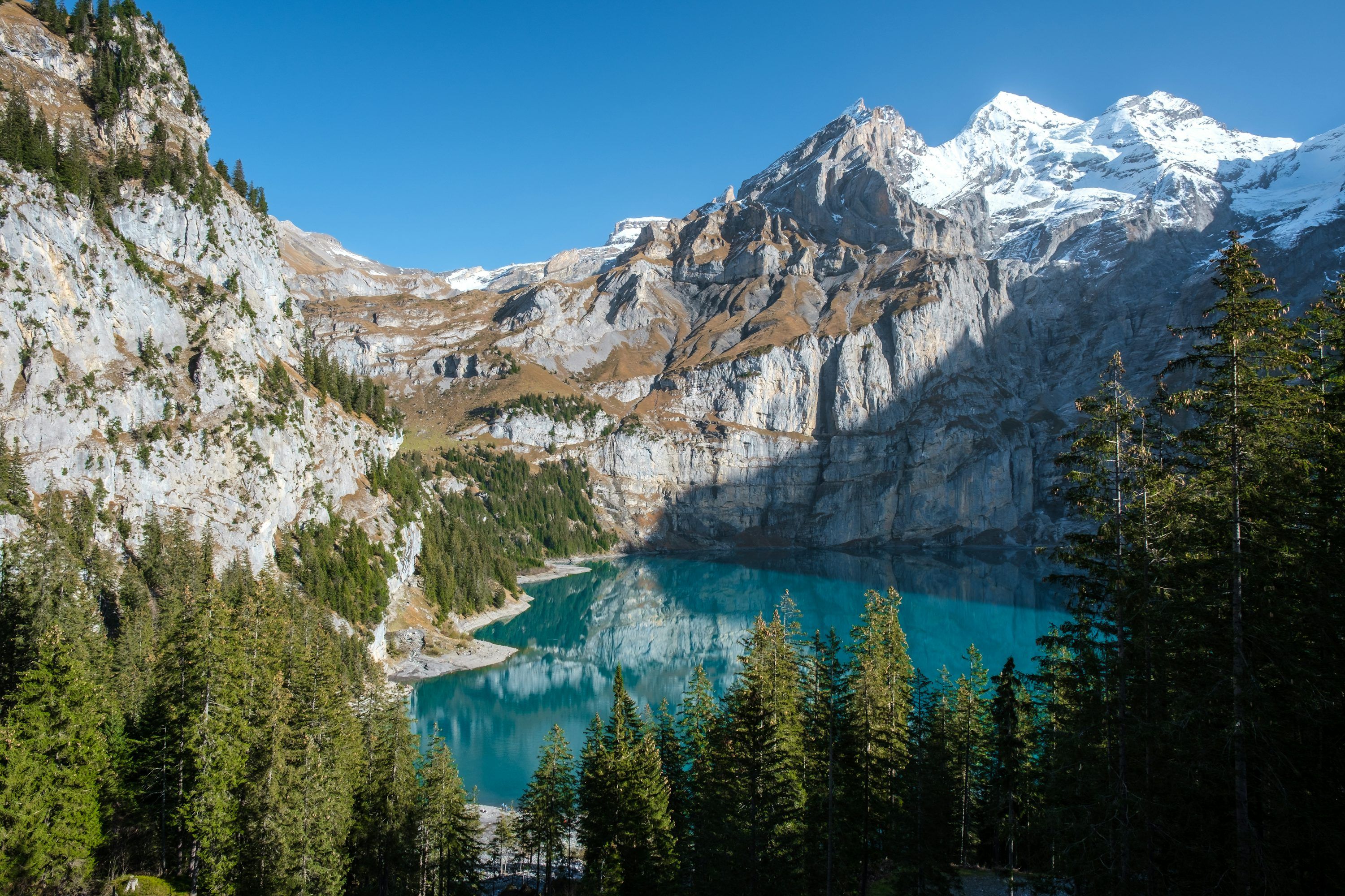 3000x2000 Lake surrounded by trees and mountains during daytime photo