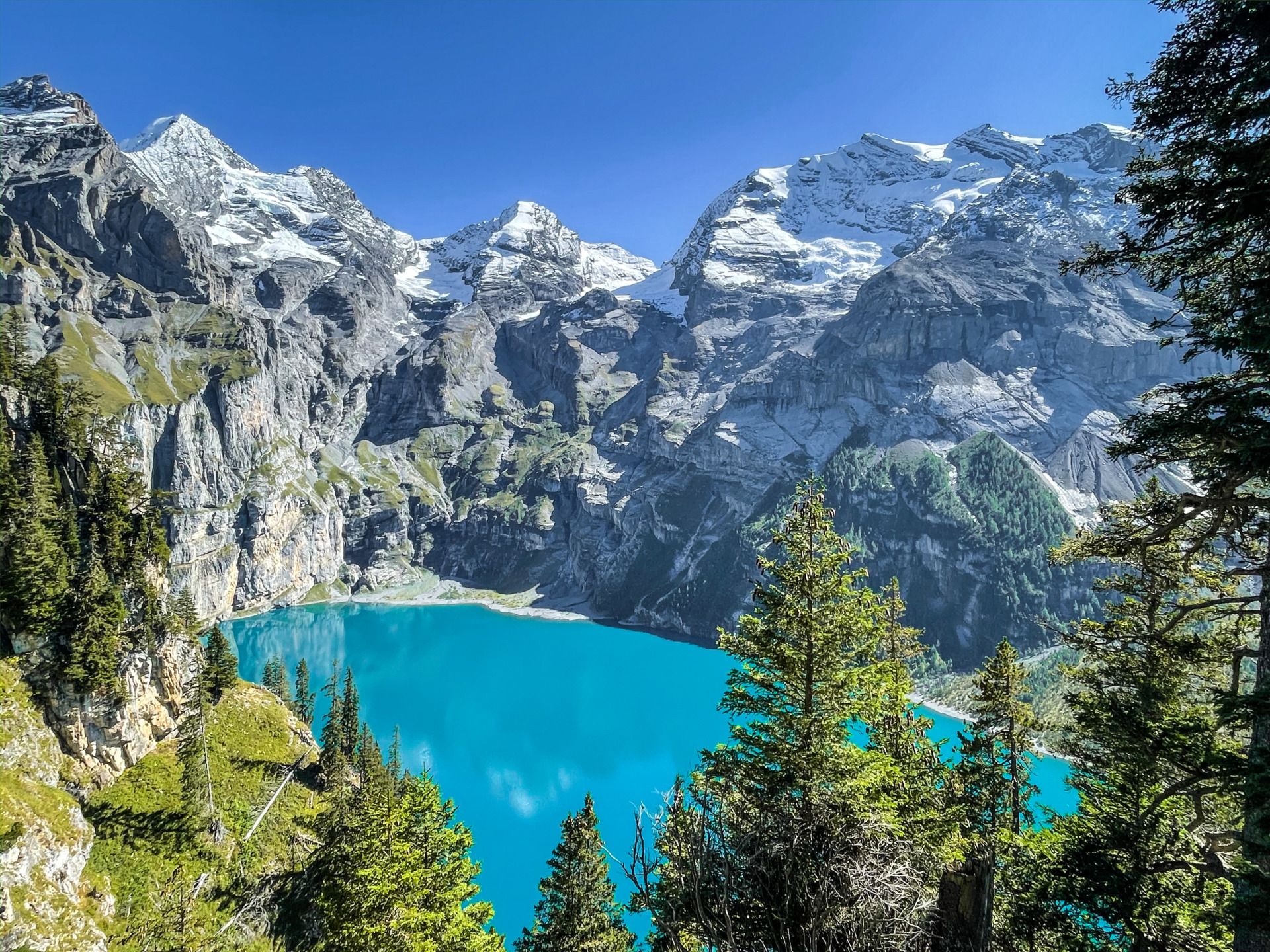 1920x1440 This Lake in Switzerland Looks Unreal: Here's What to Know