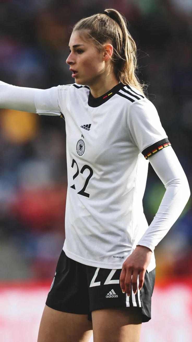 736x1308 Jule Brand ⚽