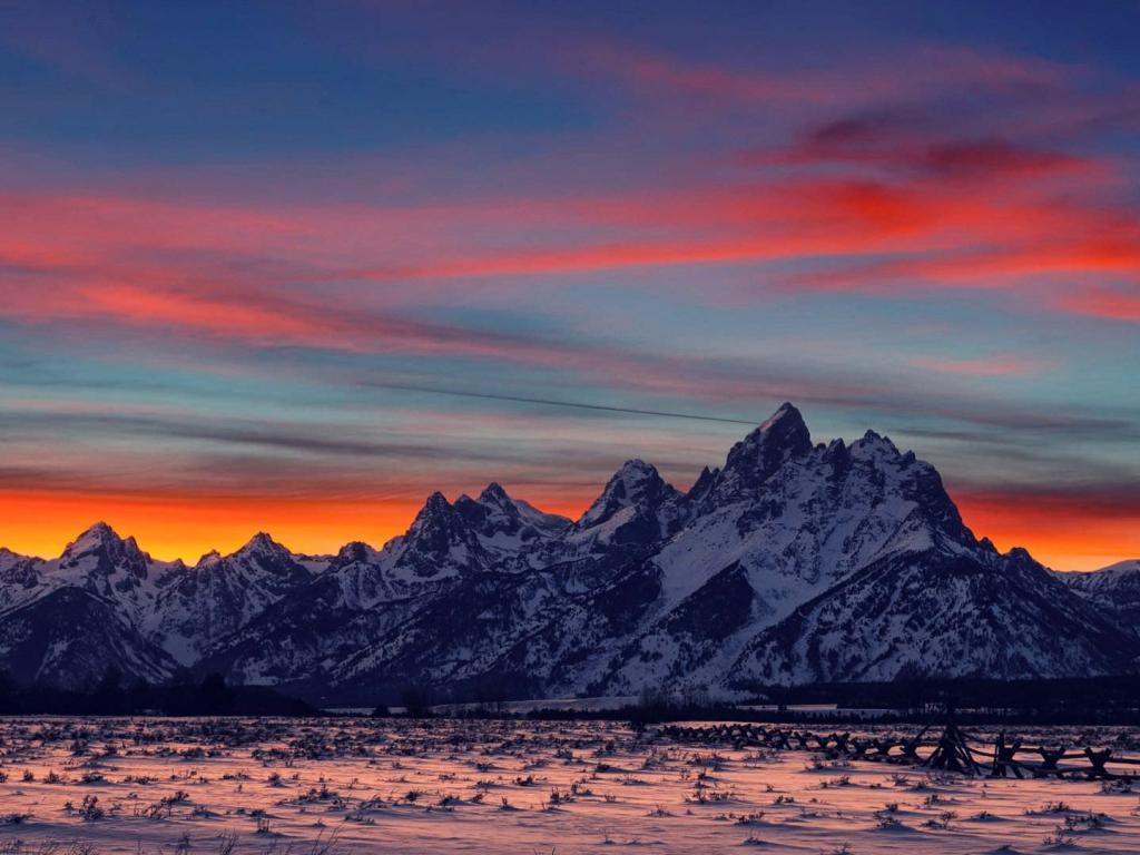 1024x768 beautiful Mountain Sunset