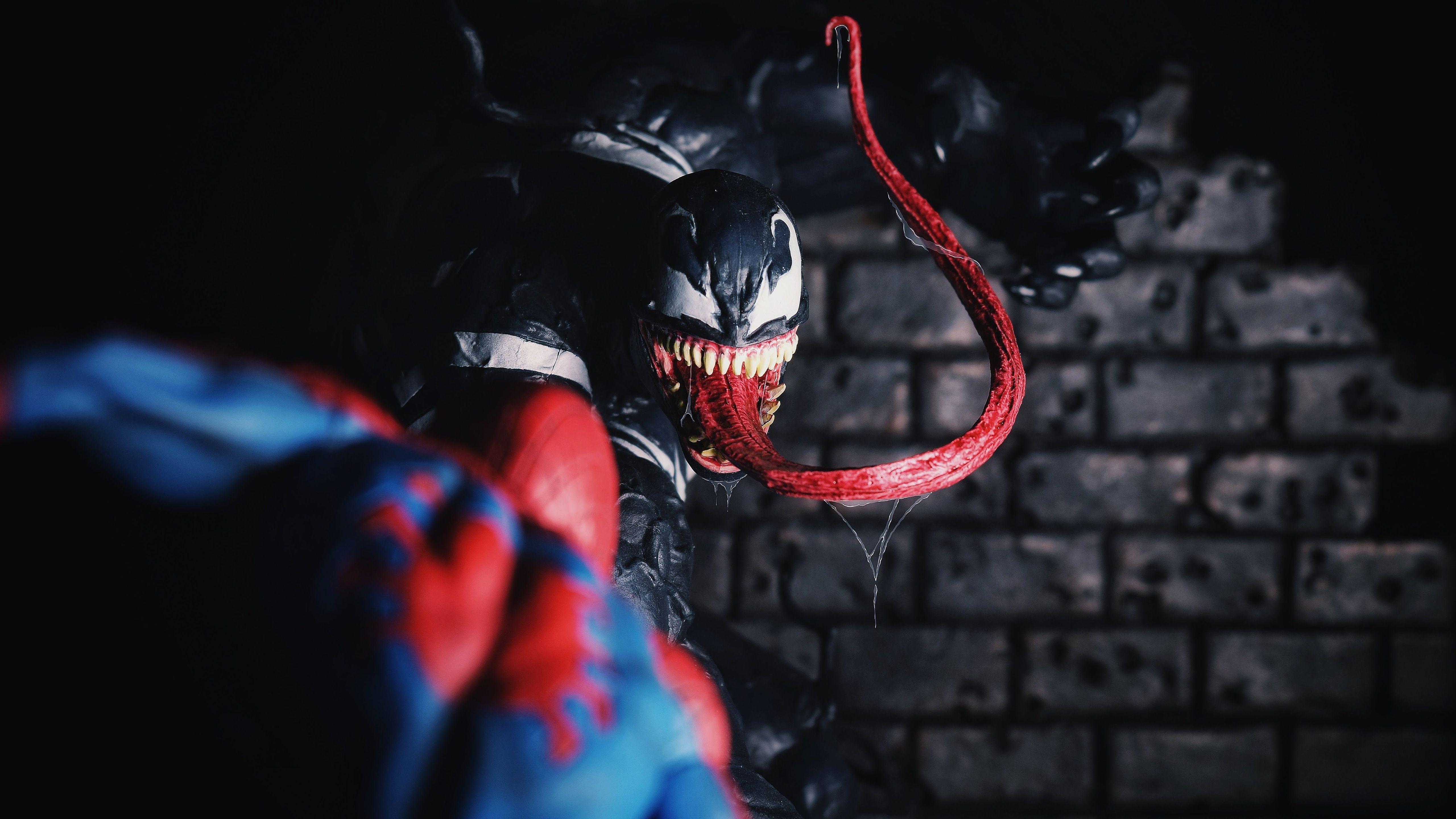 5120x2880 Venom Vs Spider Man 5K Wallpaper