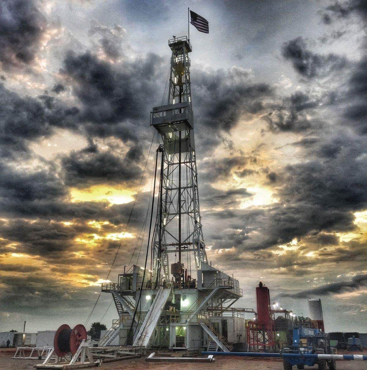 1199x1208 Drilling Rig Wallpaper