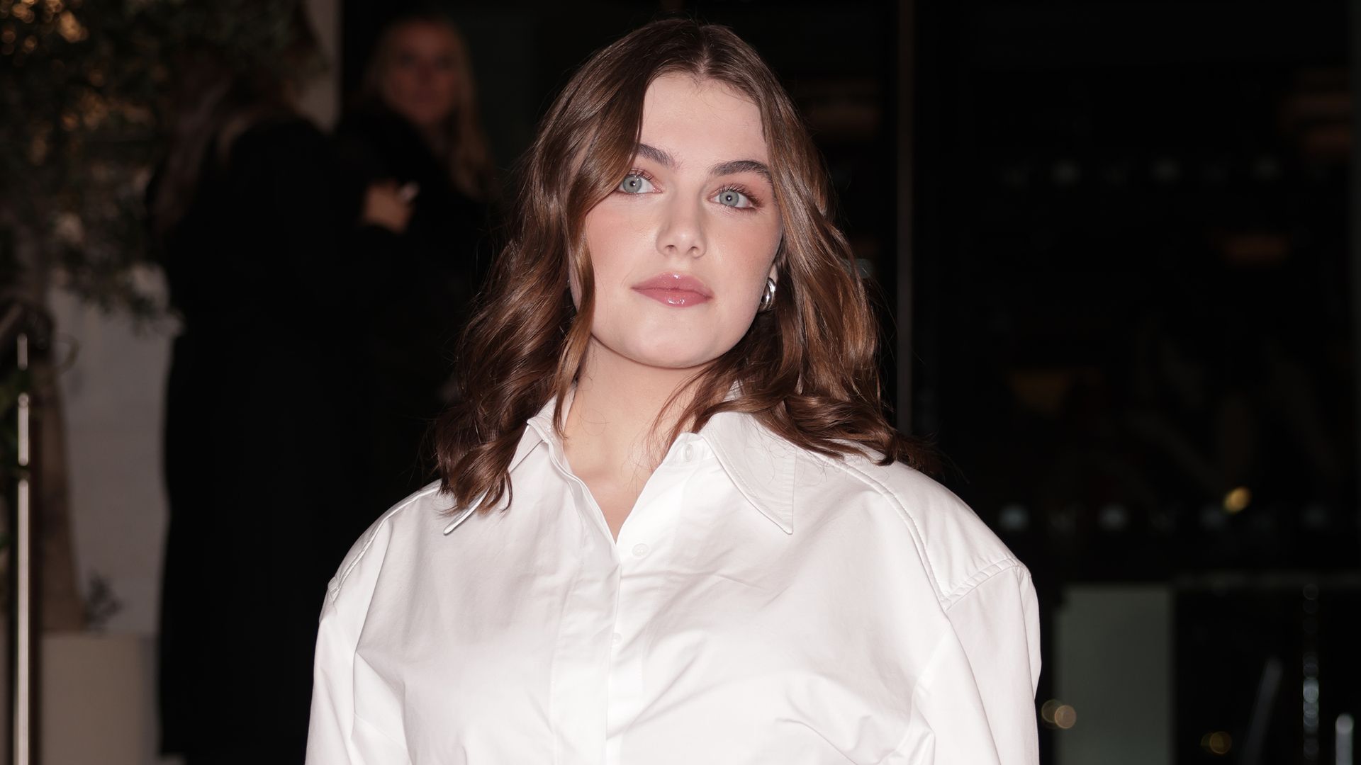 1920x1080 Ella Bright, la actriz de 'Off Campus' que comparte estilista con Nicola Coughlan y arrasa con sus looks noventeros