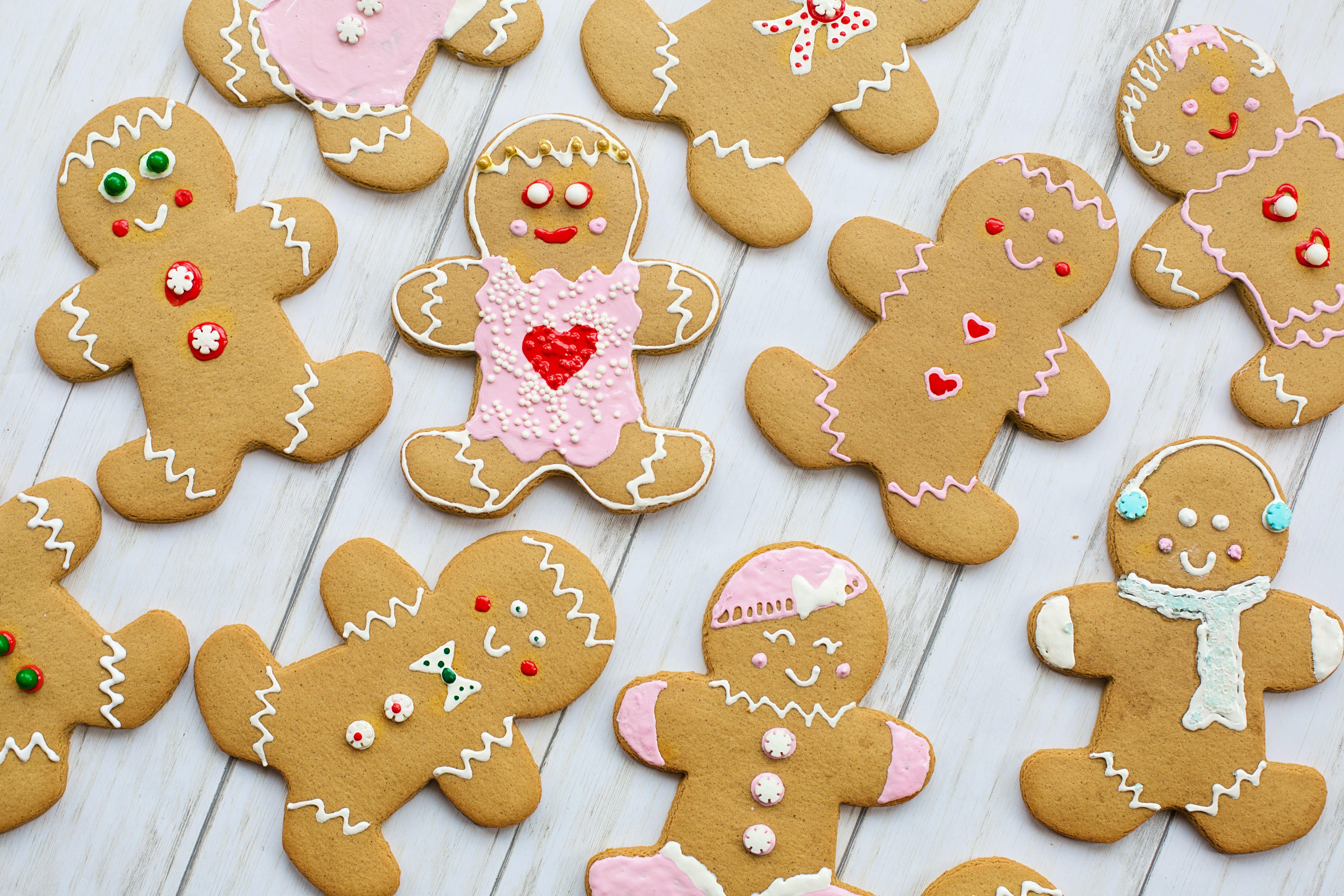 5760x3840 Top View Of Gingerbread Cookies Laid Flat On A Wooden Table · Free