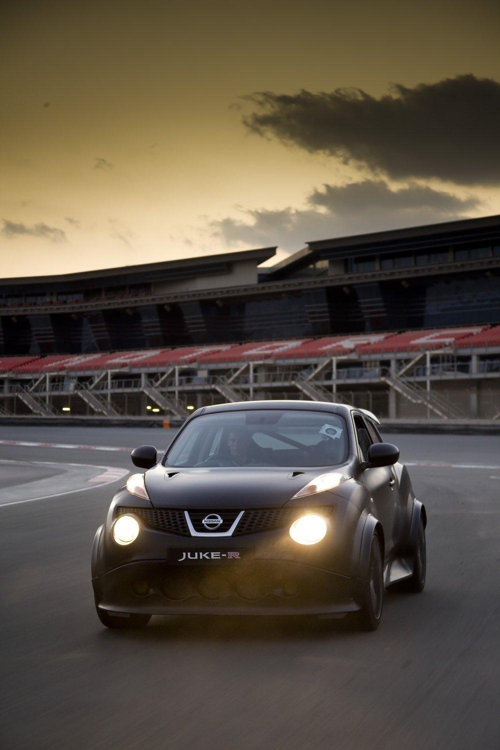 1000x1500 Nissan Juke R Wallpaper Power Girl