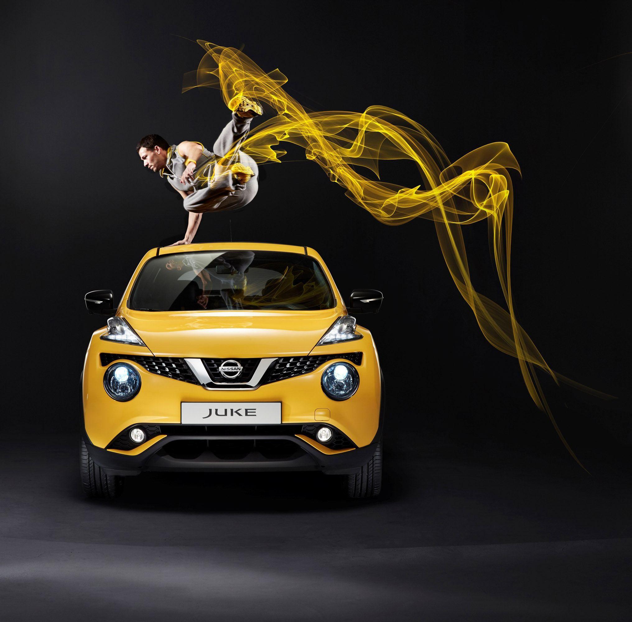 2032x2000 Nissan Juke Color Studio wallpaper Power Girl