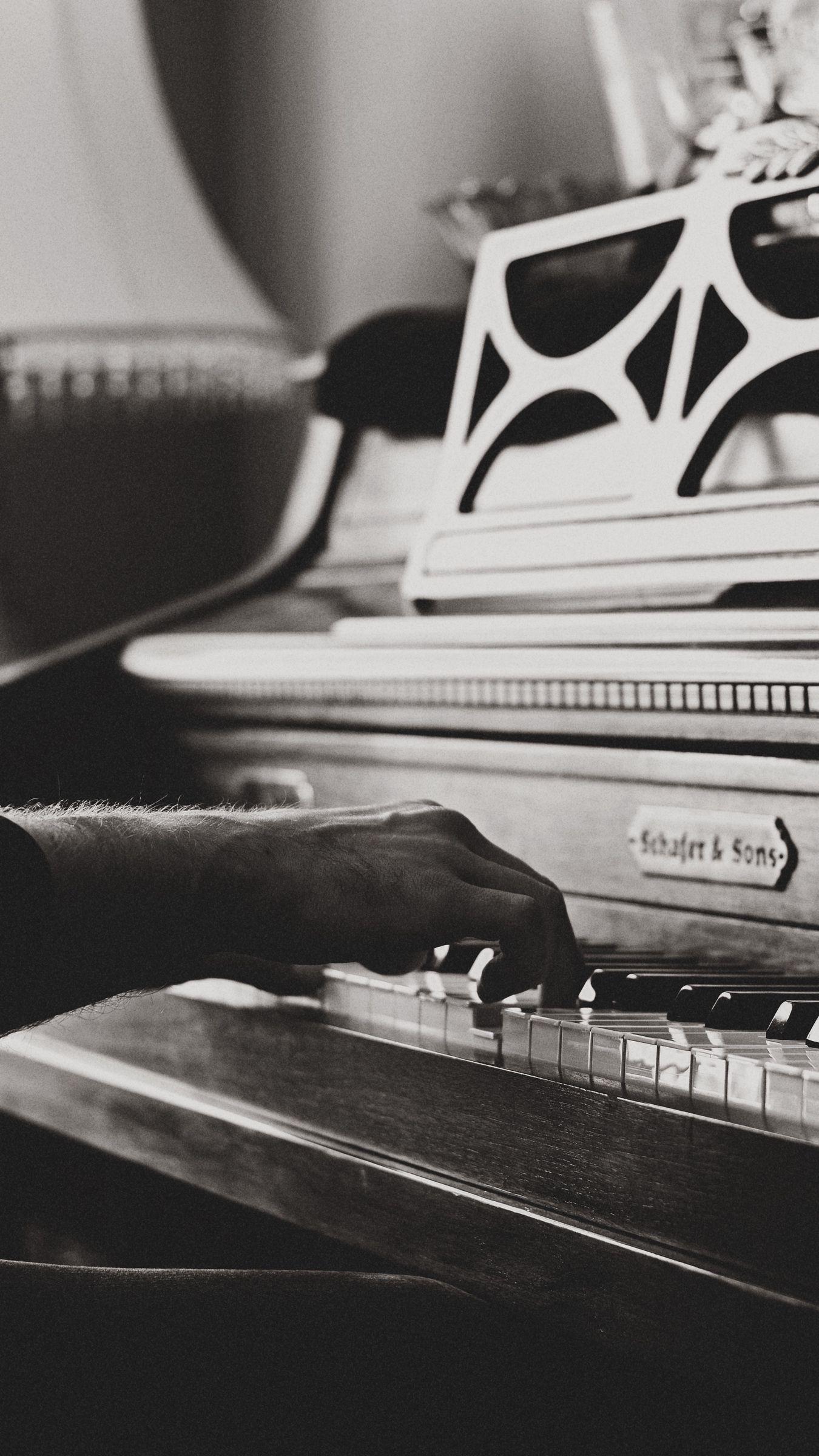 1350x2400 HD Vintage Music Keyboard Wallpaper