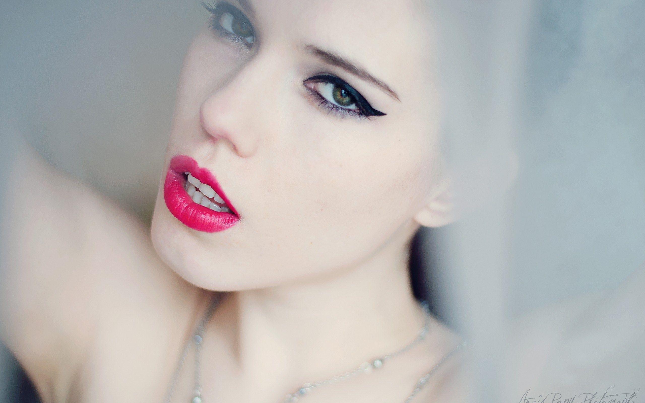 2560x1600 Pink Lips Blonde Girl Portrait
