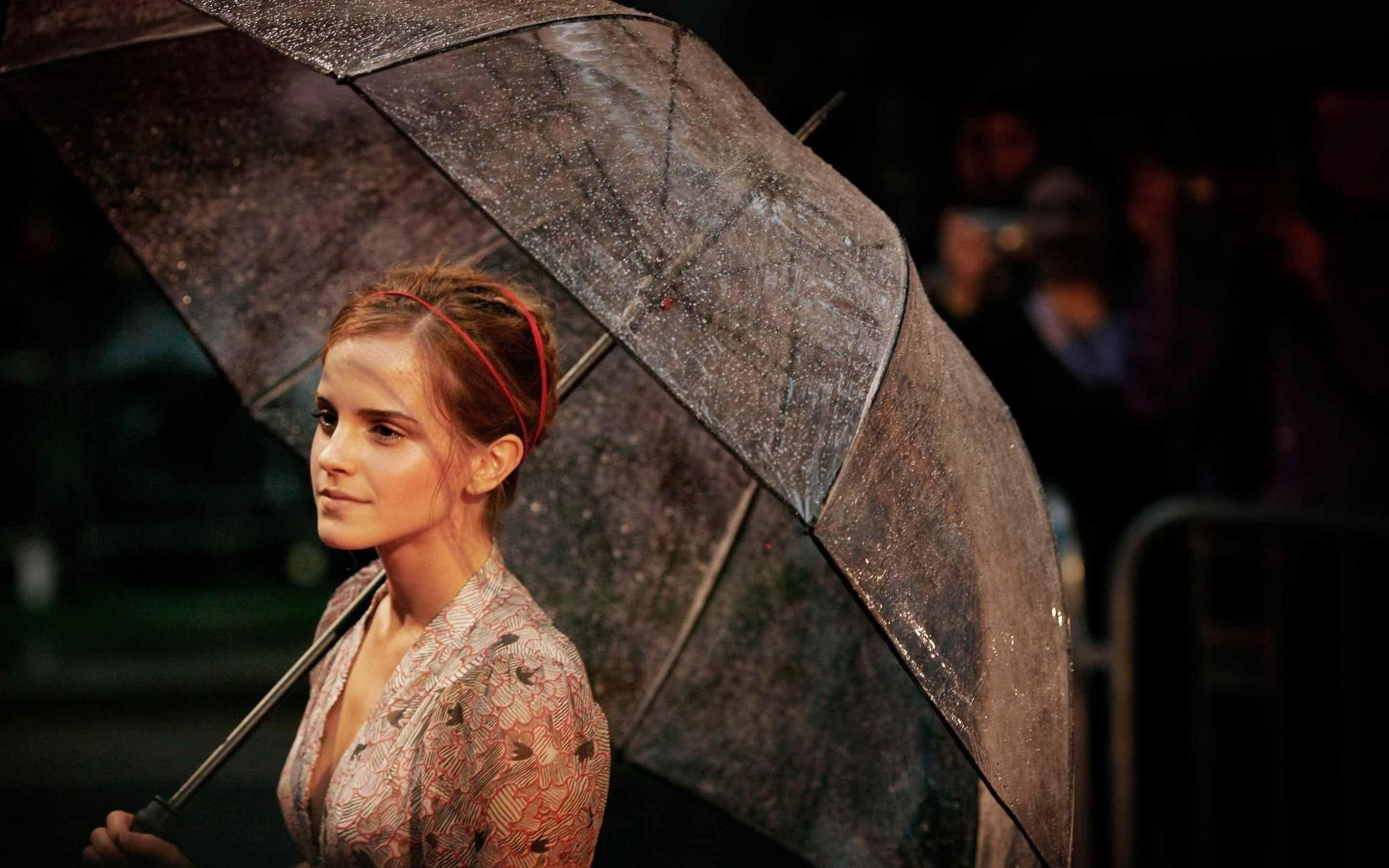 2880x1800 Emma Watson With Umbrella MacBook Air Wallpaper Download