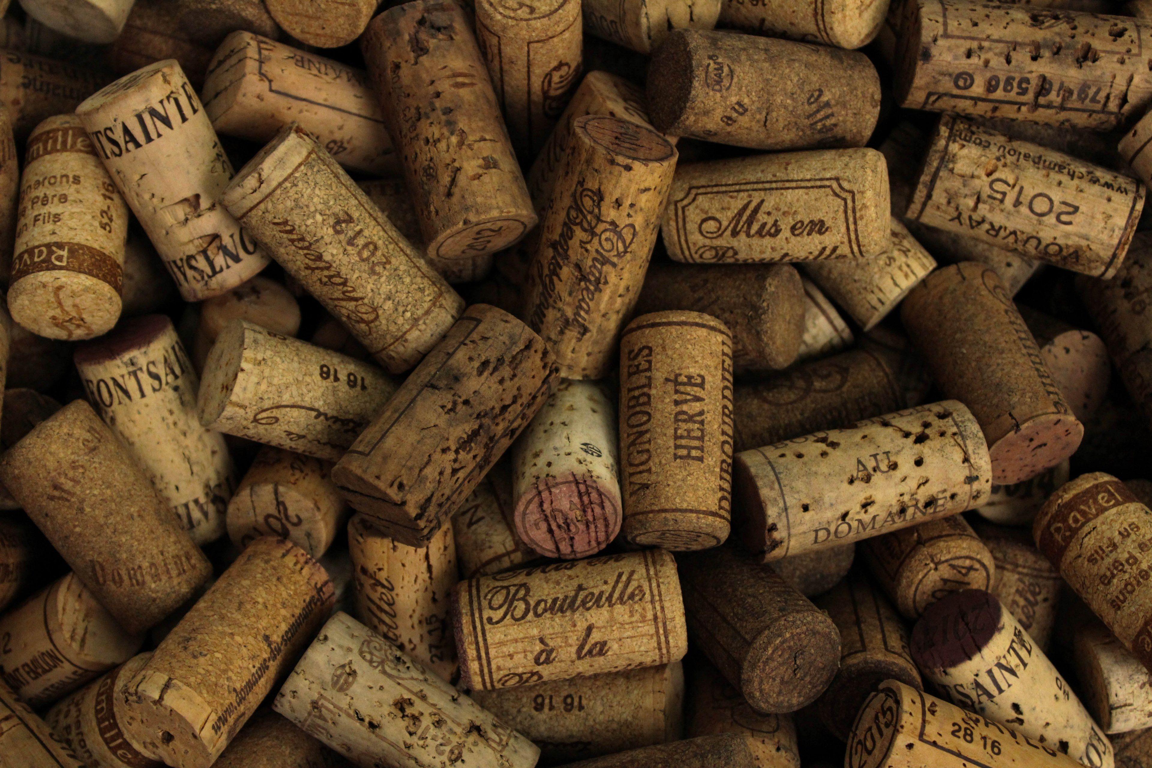 3840x2560 Wallpaper / a macro shot of a pile of wine bottle corks, _wine bottle corks 4k wallpaper