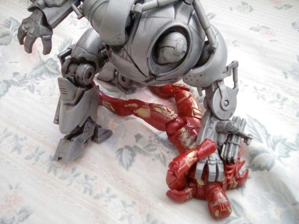 1024x768 Iron man vs Iron monger