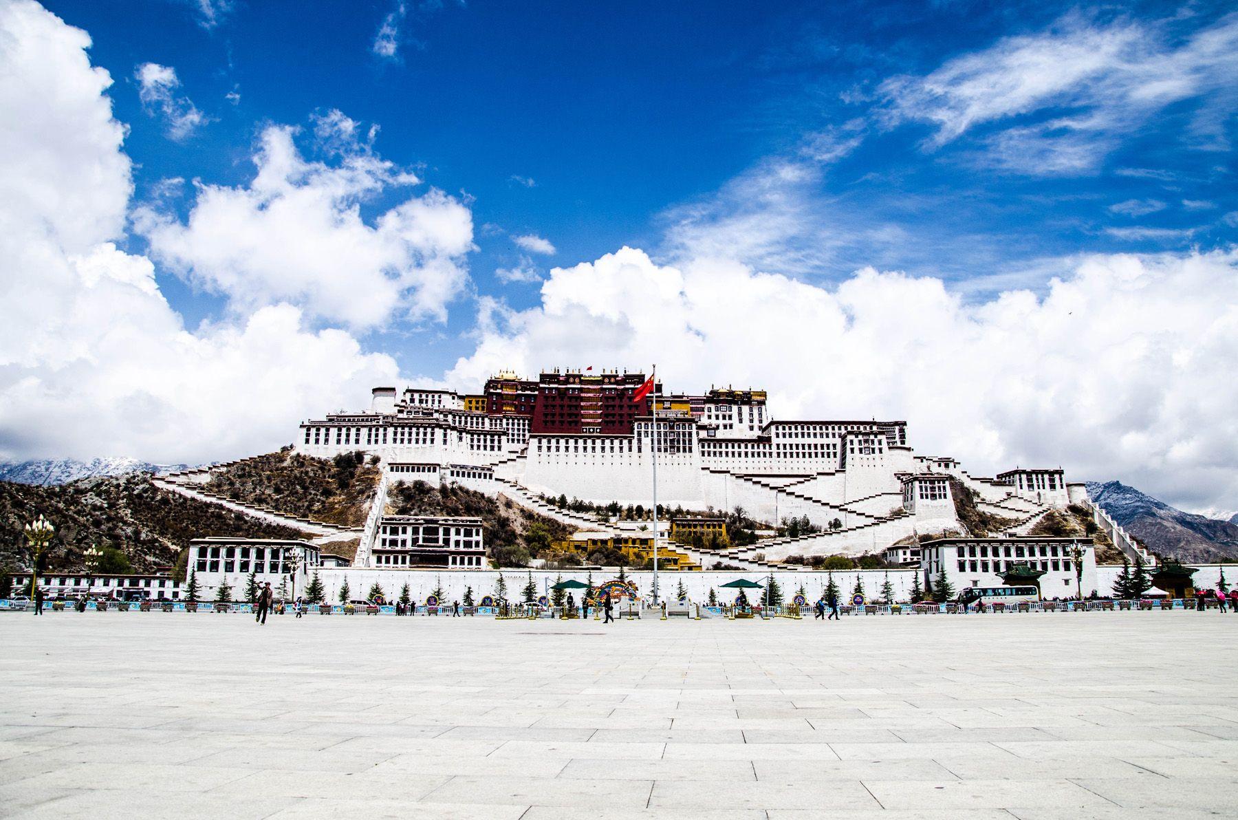 1800x1192 Potala Palace, under the blue sky 50764