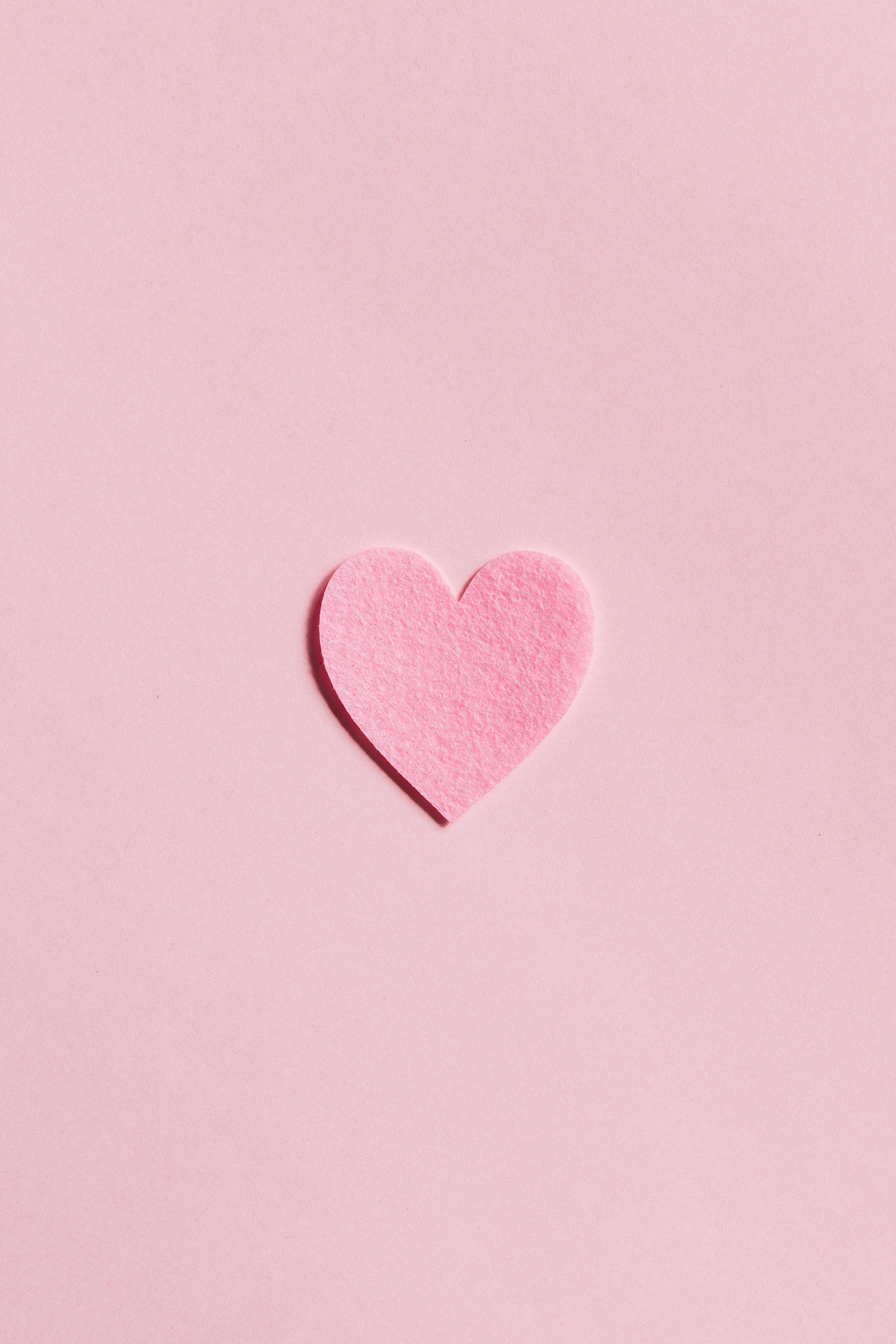 4480x6720 Paper heart on light pink background · Free