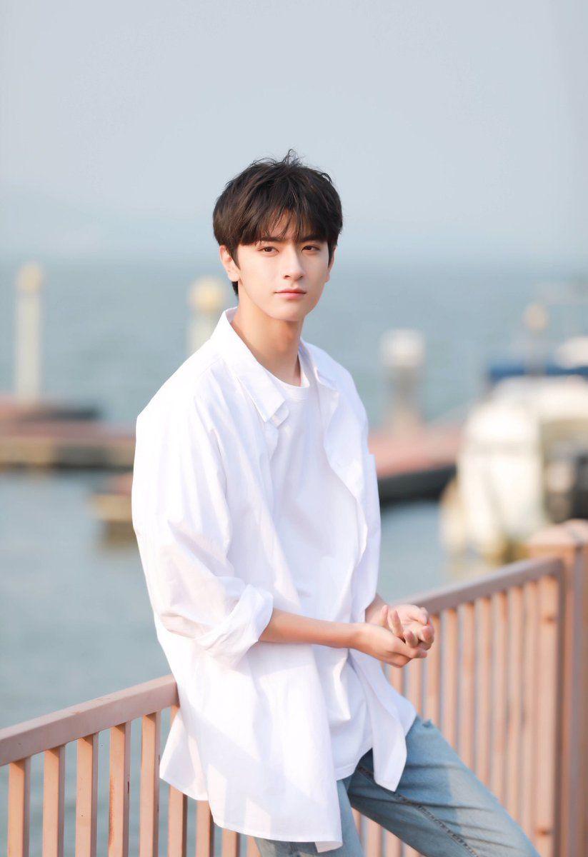 823x1200 Hu Yitian