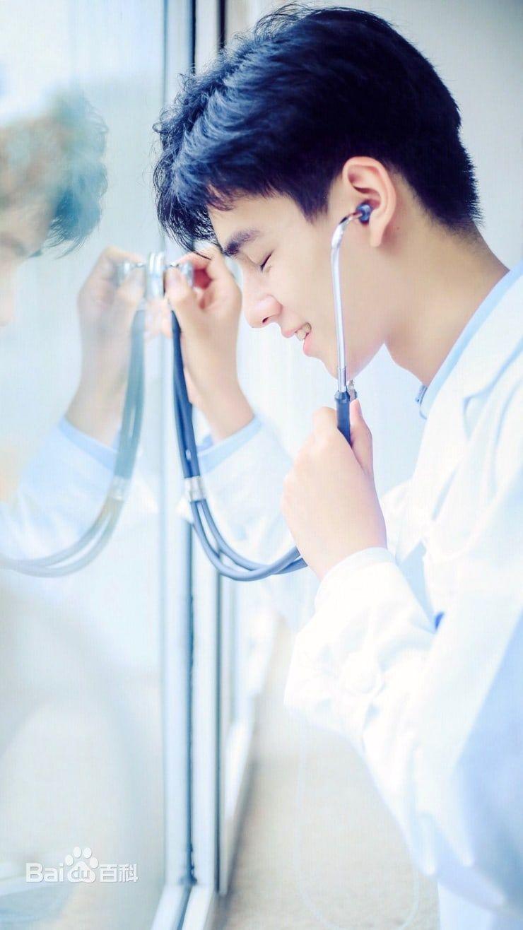 740x1316 Picture of Hu Yi Tian