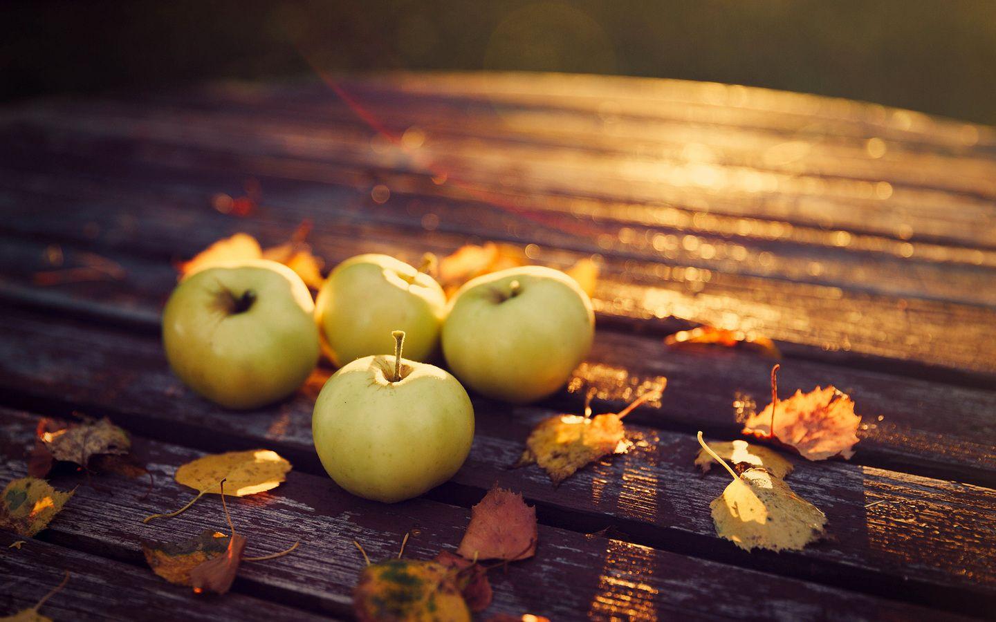 1440x900 apples, evening, leaves, table, autumn, nature, harvest desktop wallpaper 3194