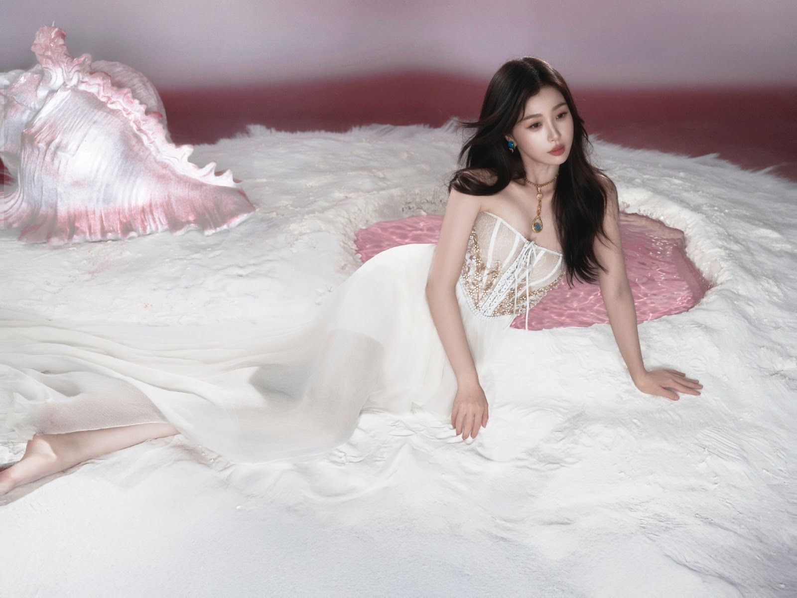 1600x1200 China Entertainment News: Esther Yu at livestream event