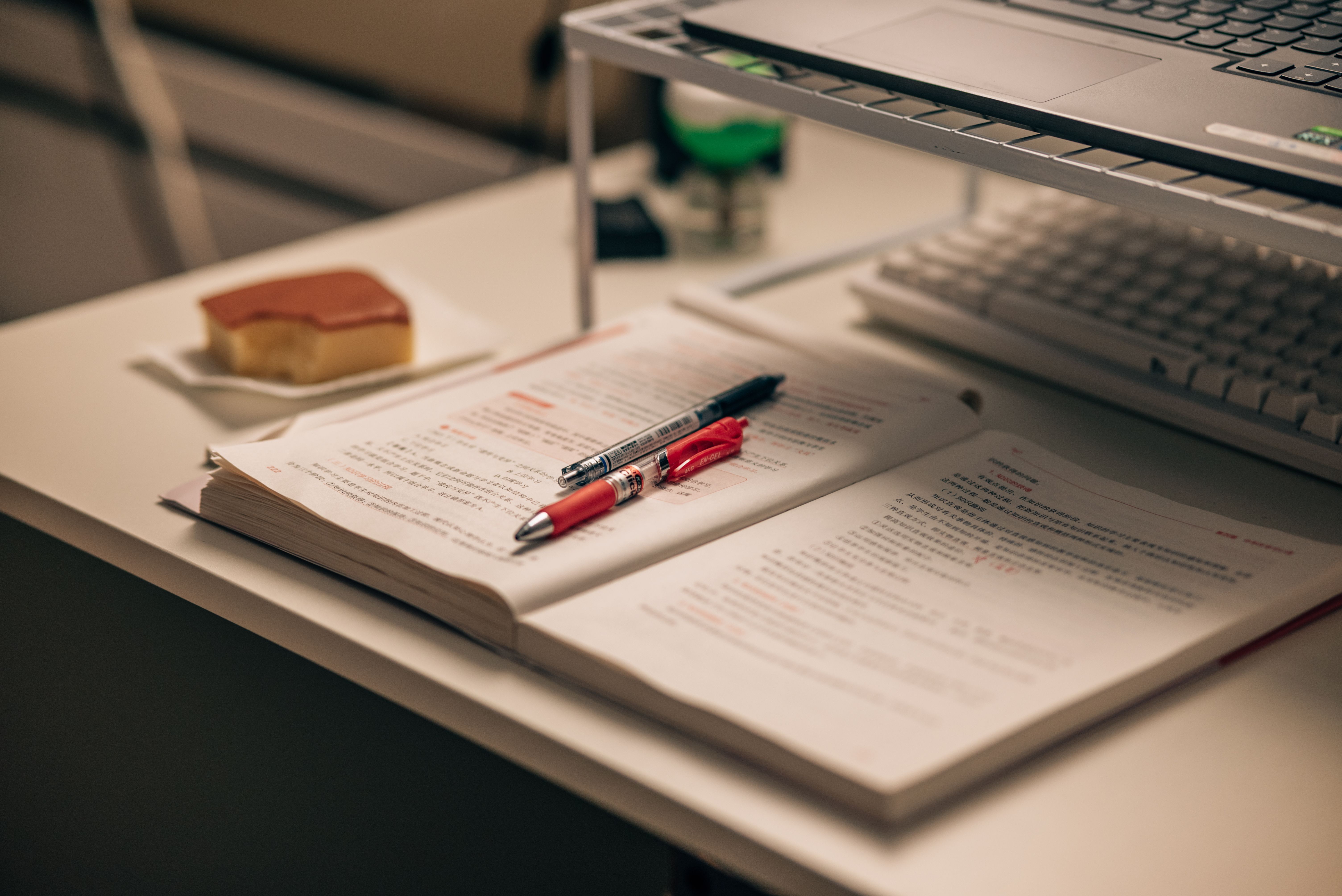 6016x4016 Open book with study notes and laptop · Free