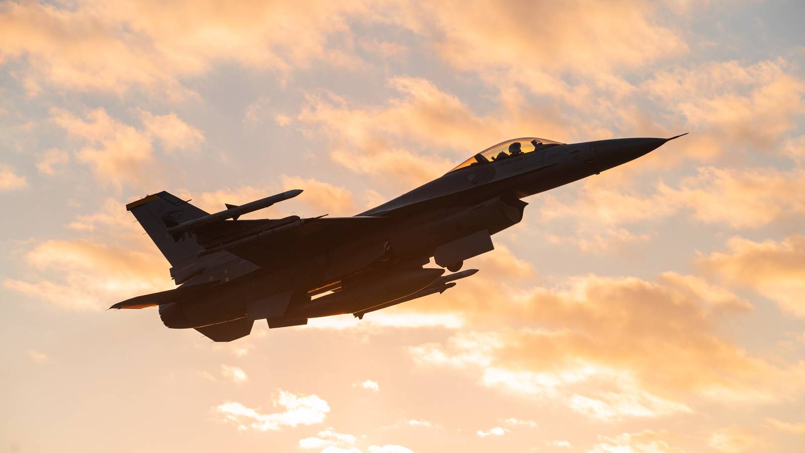 1600x900 Top Fighter Jet In US Air Force Arsenal: The Critical Role Of F 16 Fighting Falcon