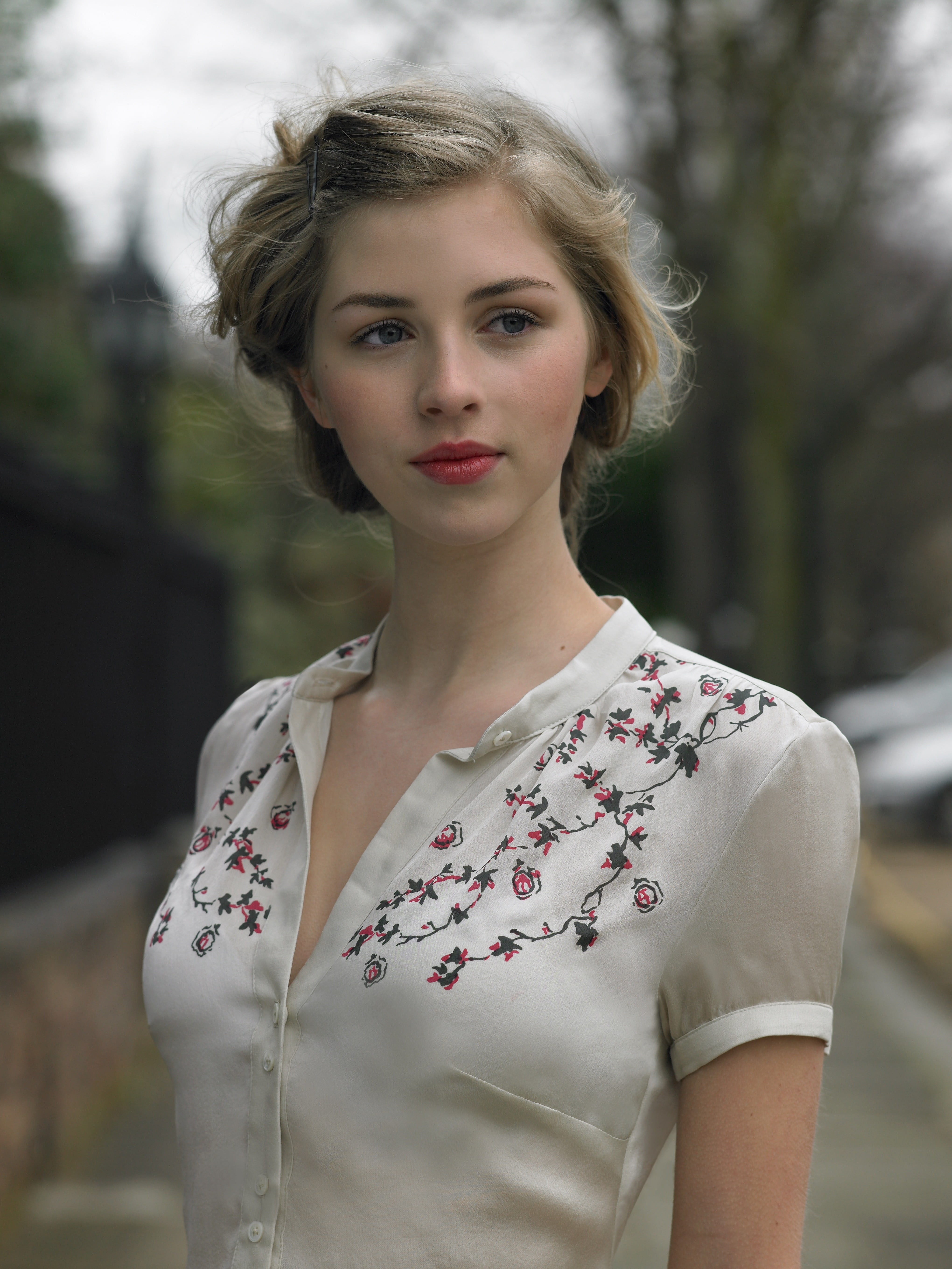 4080x5436 Women's white and red floral dress, blonde, actress, Hermione Corfield, portrait HD wallpaper