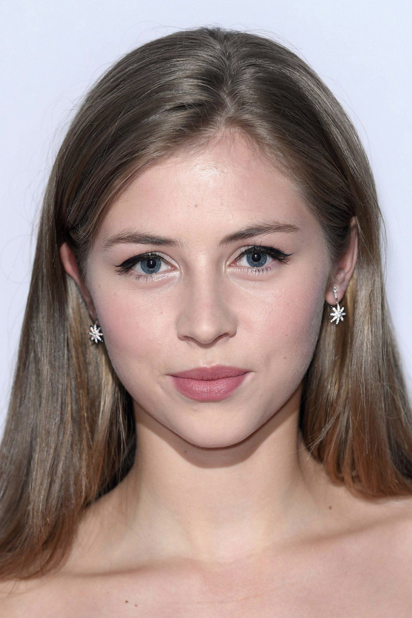 1709x2564 Hermione Corfield Image