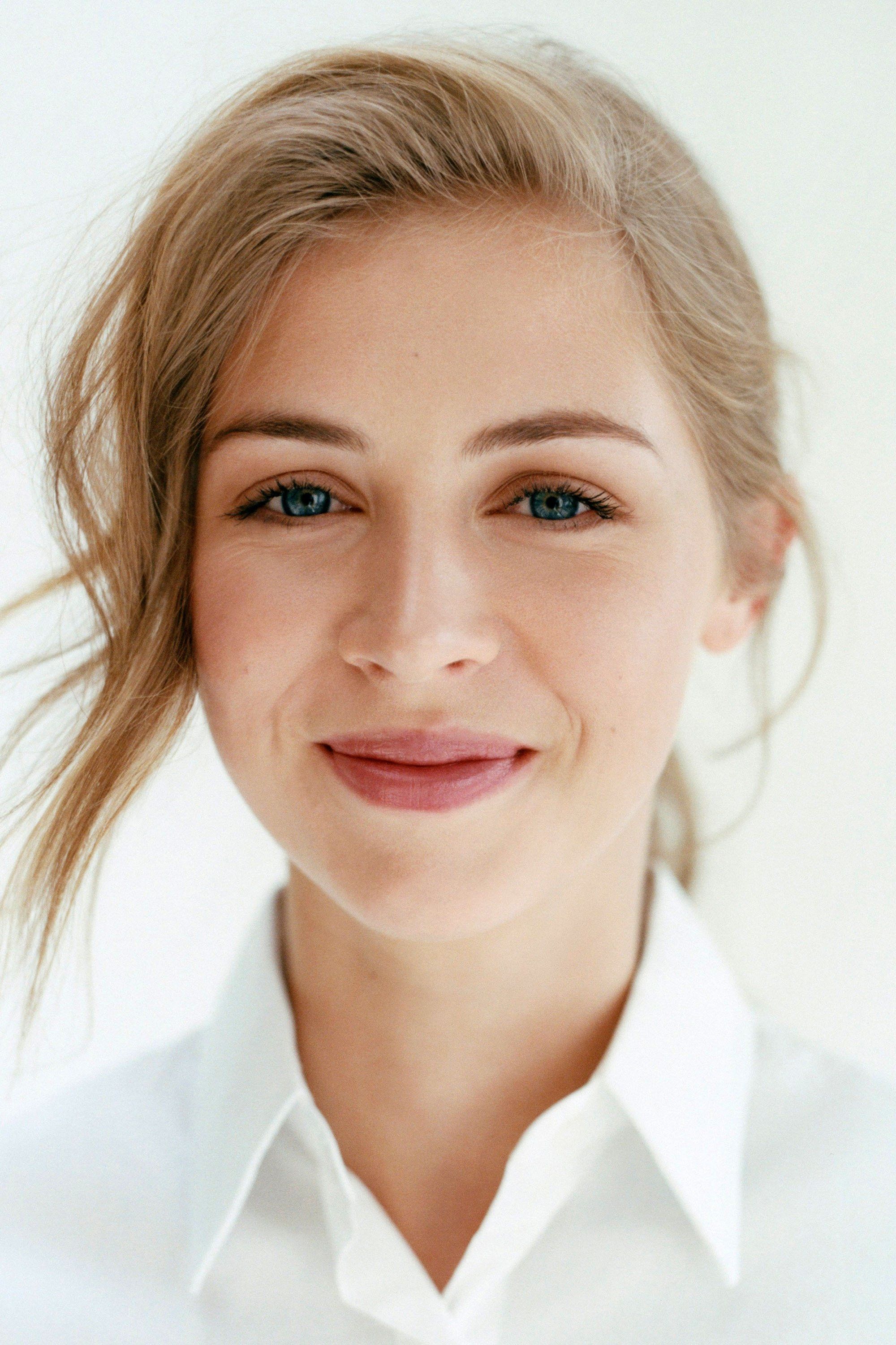 2000x3000 Hermione Corfield Image