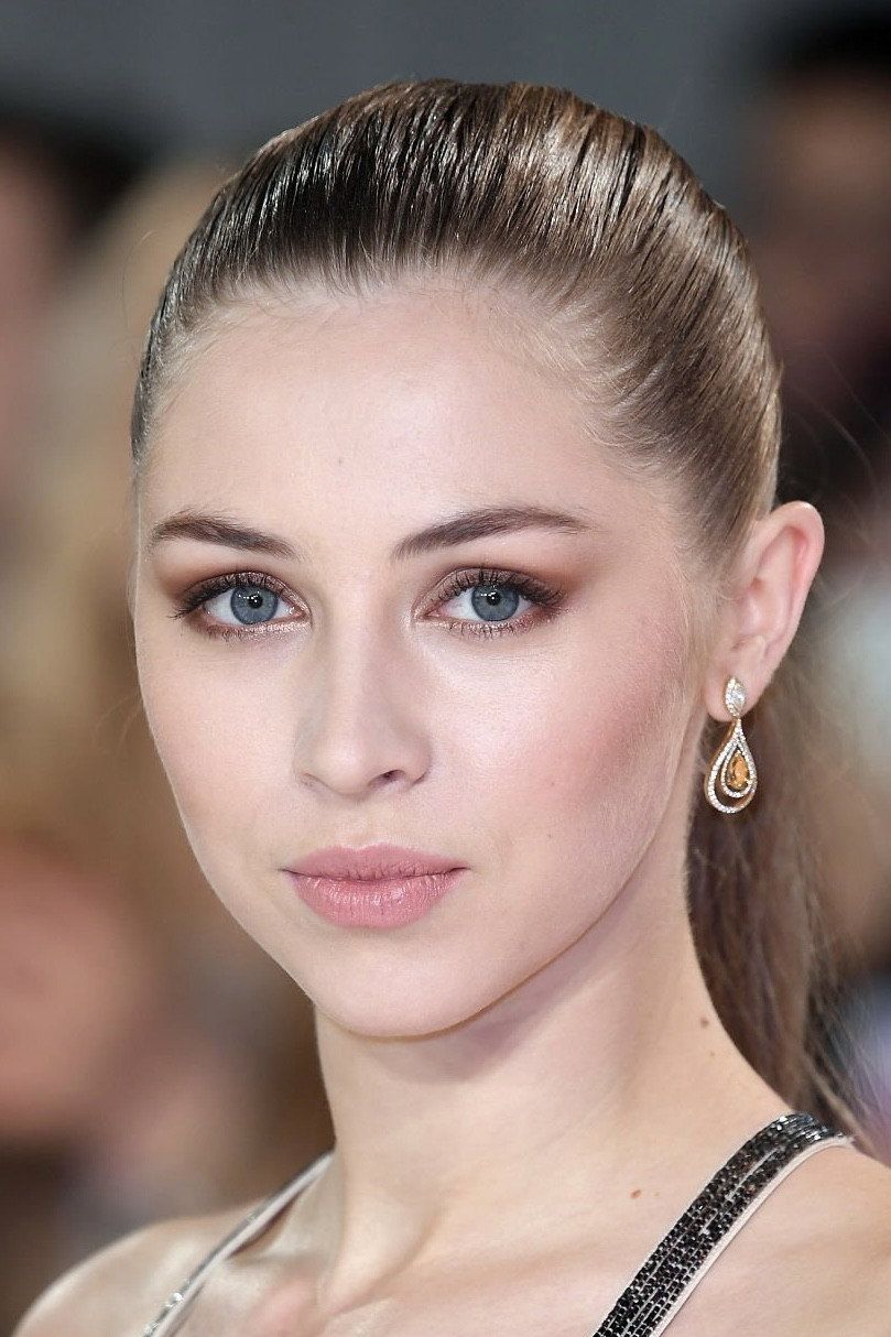 809x1214 Hermione Corfield Image