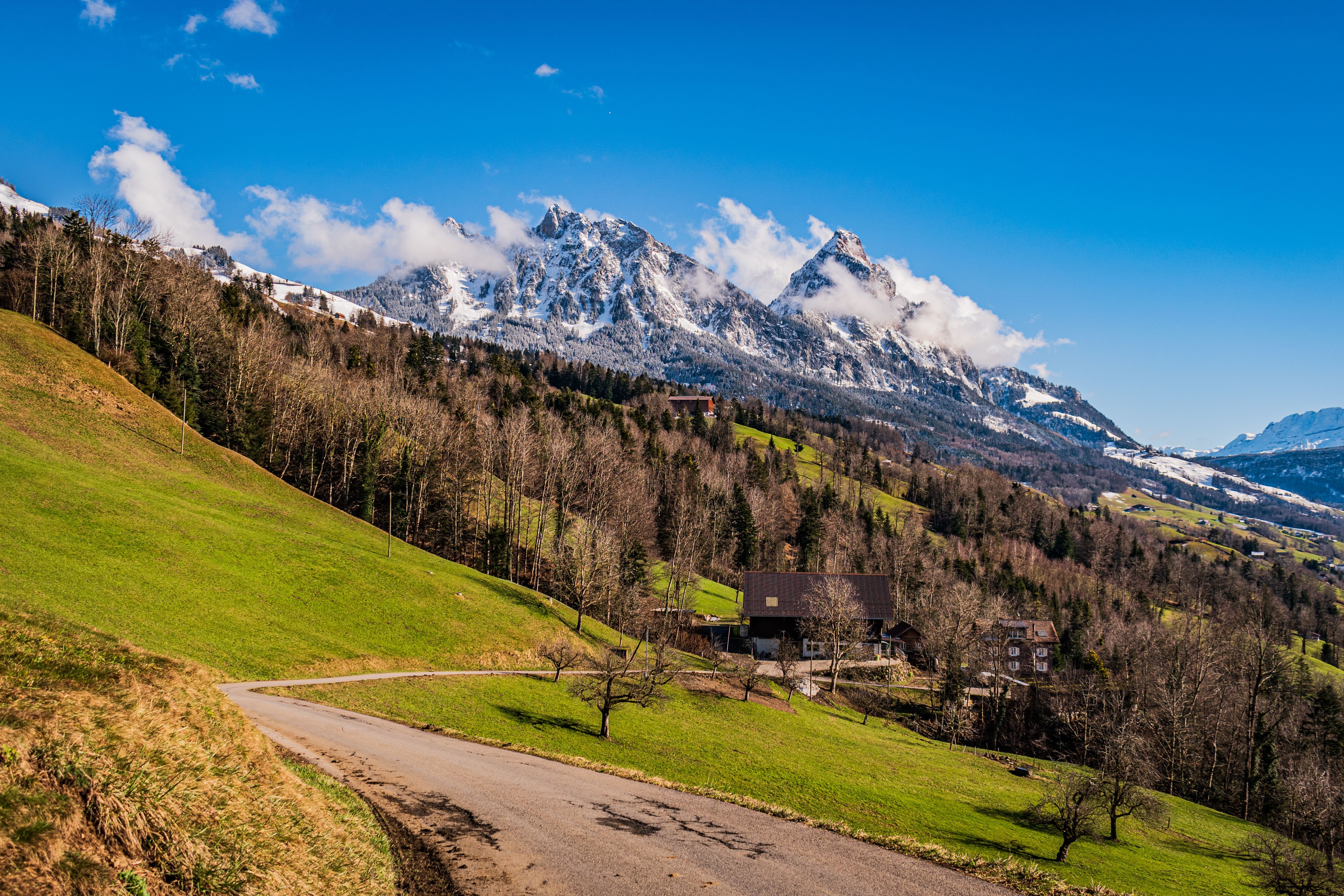 5001x3334 Vacation Houses in the Mountain Valley · Free
