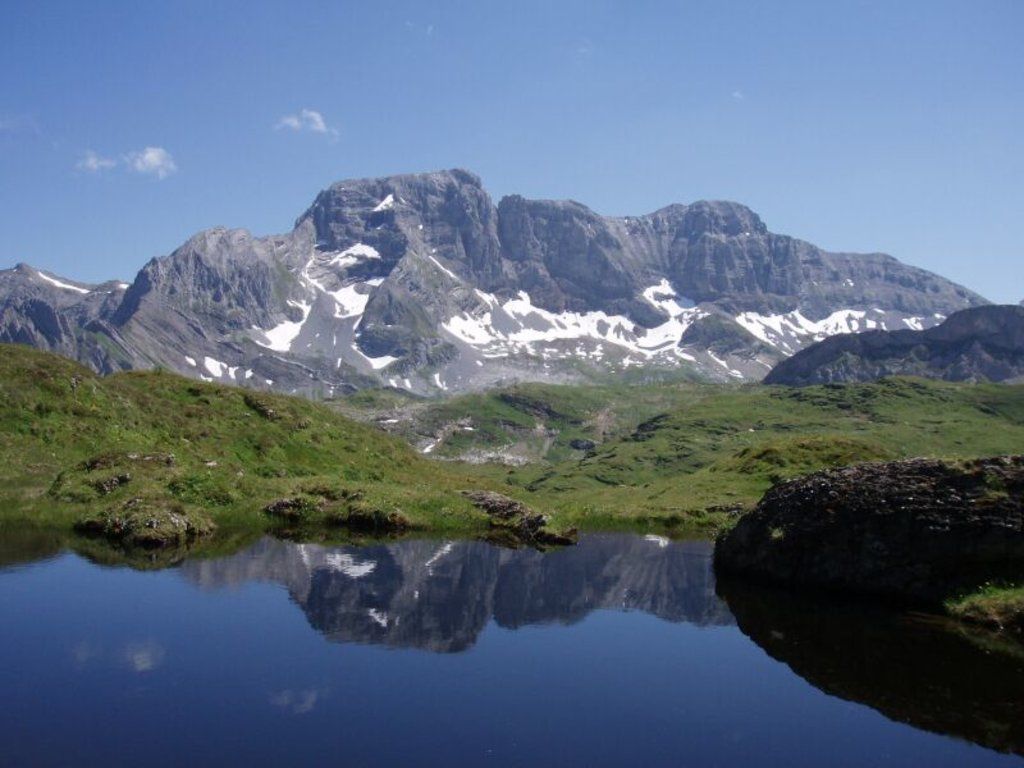 1024x768 Schwyz Mountains