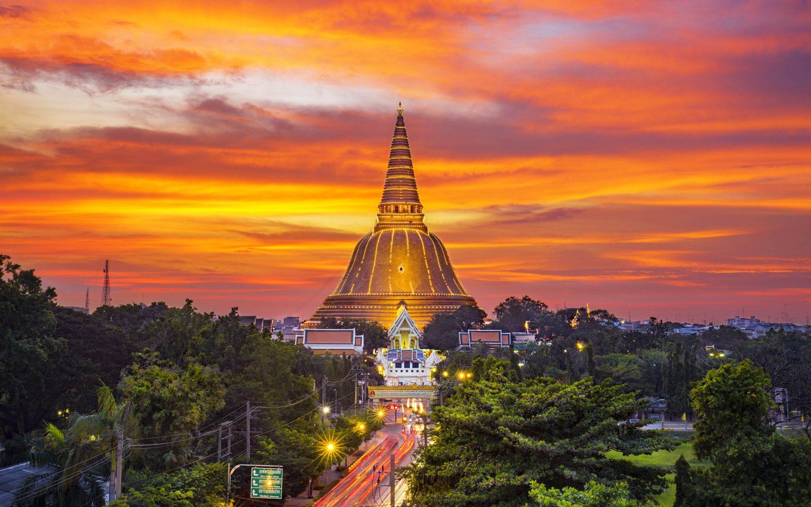 1600x1000 Thailand Skyline At Sunset Fire Sky Wat Phra Pathom Chedi Nakhon Pathom City Landscape Photography Ultra HD Tv Wallpaper For Desktop :