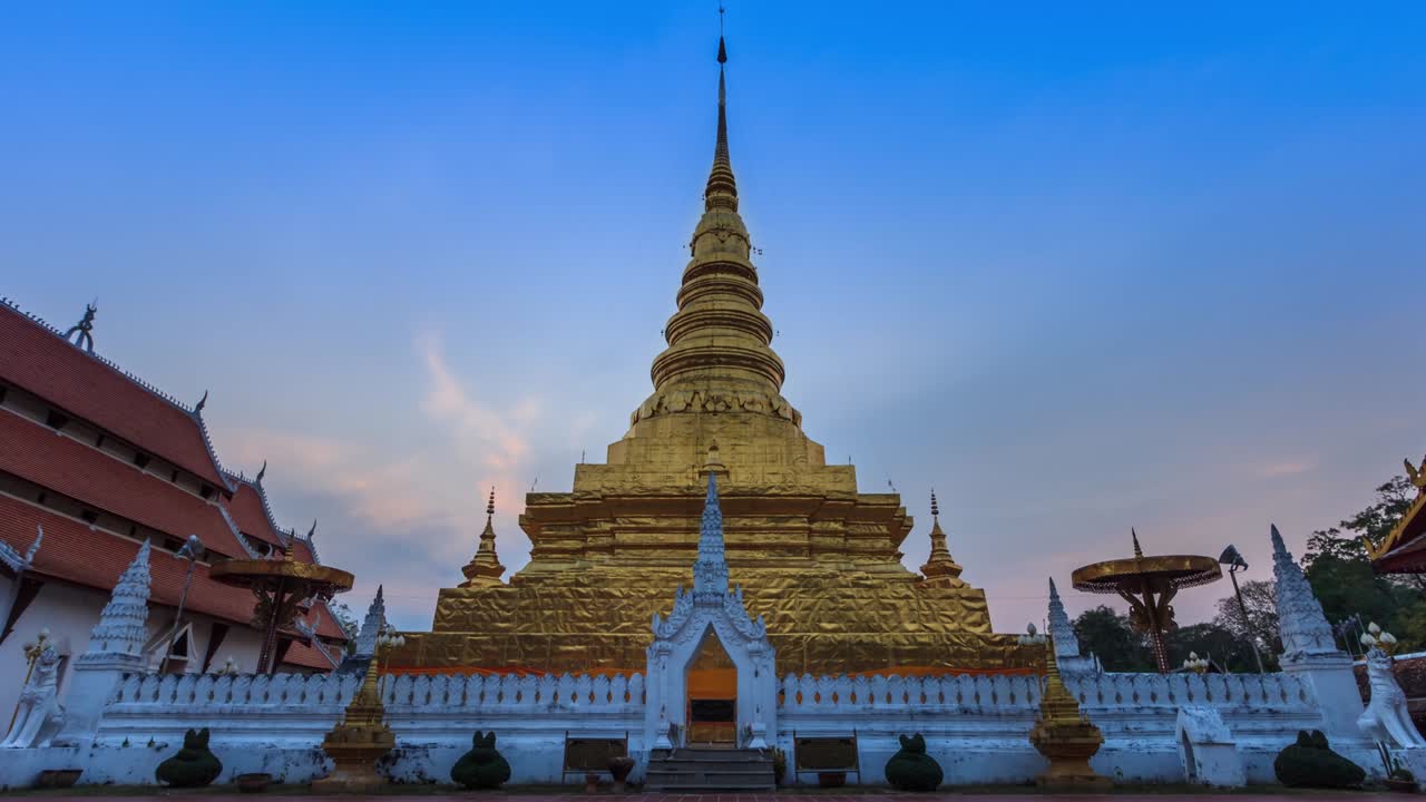 1280x720 Aerial view of beautiful gloden pagoda at sunset. phra pathom chedi temple in nakhon pathom province, thailand
