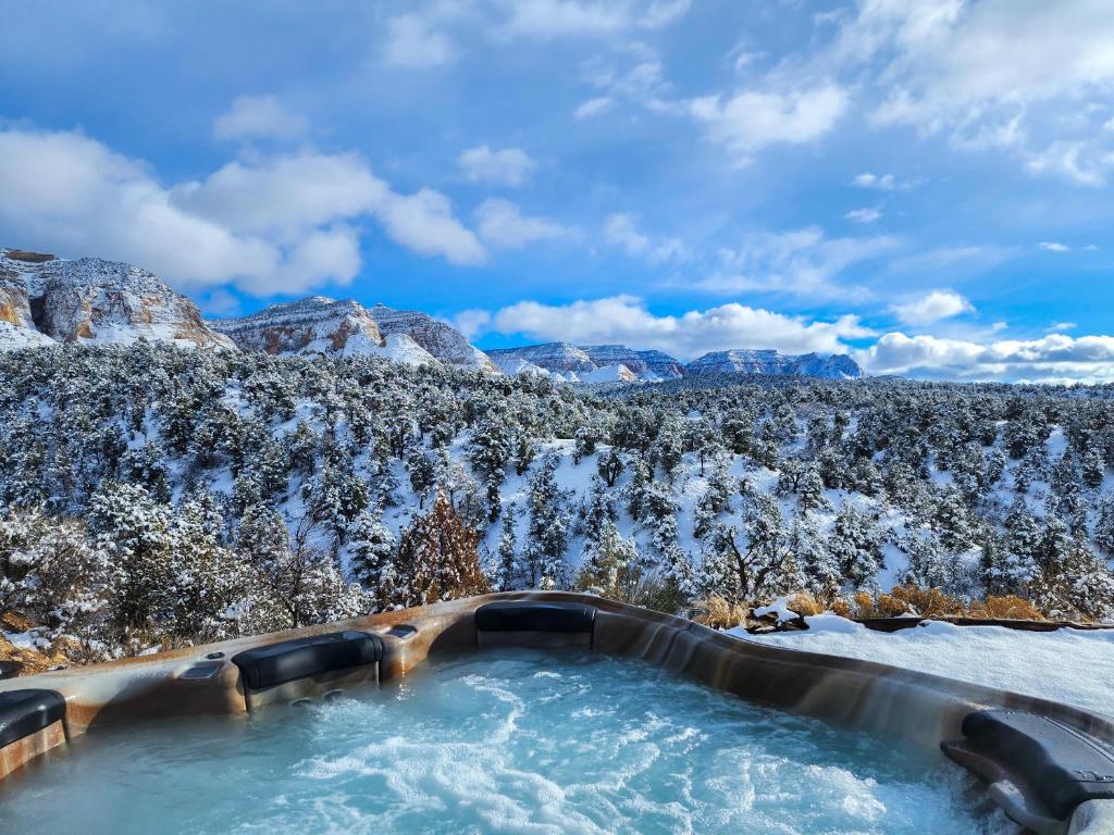 1024x768 Skyfall Cabin. Stunning views, Hot Tub, minutes from Zion, Orderville (updated prices 2026)