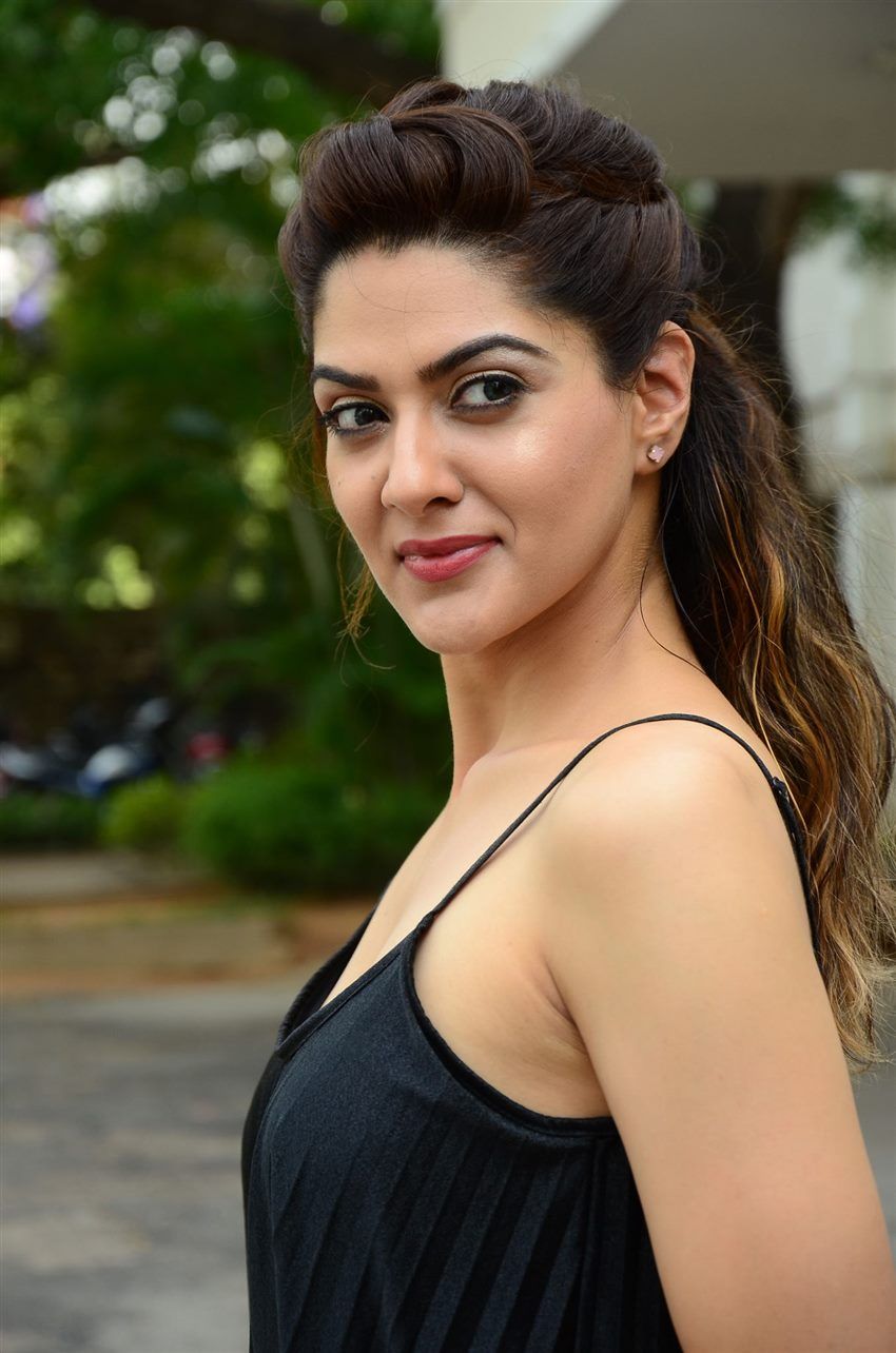 850x1284 Sakshi Chaudhary Wallpaper
