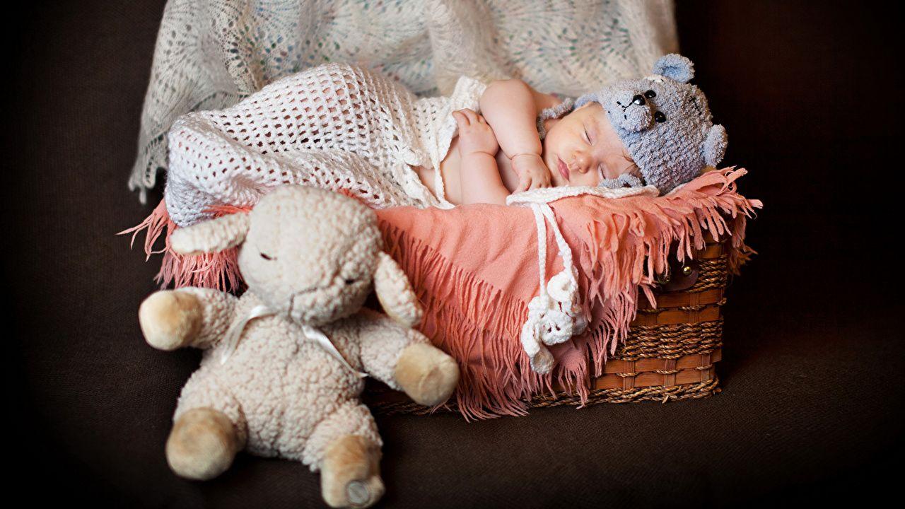 1280x720 Desktop Wallpaper Baby child sleeping Winter hat Toys