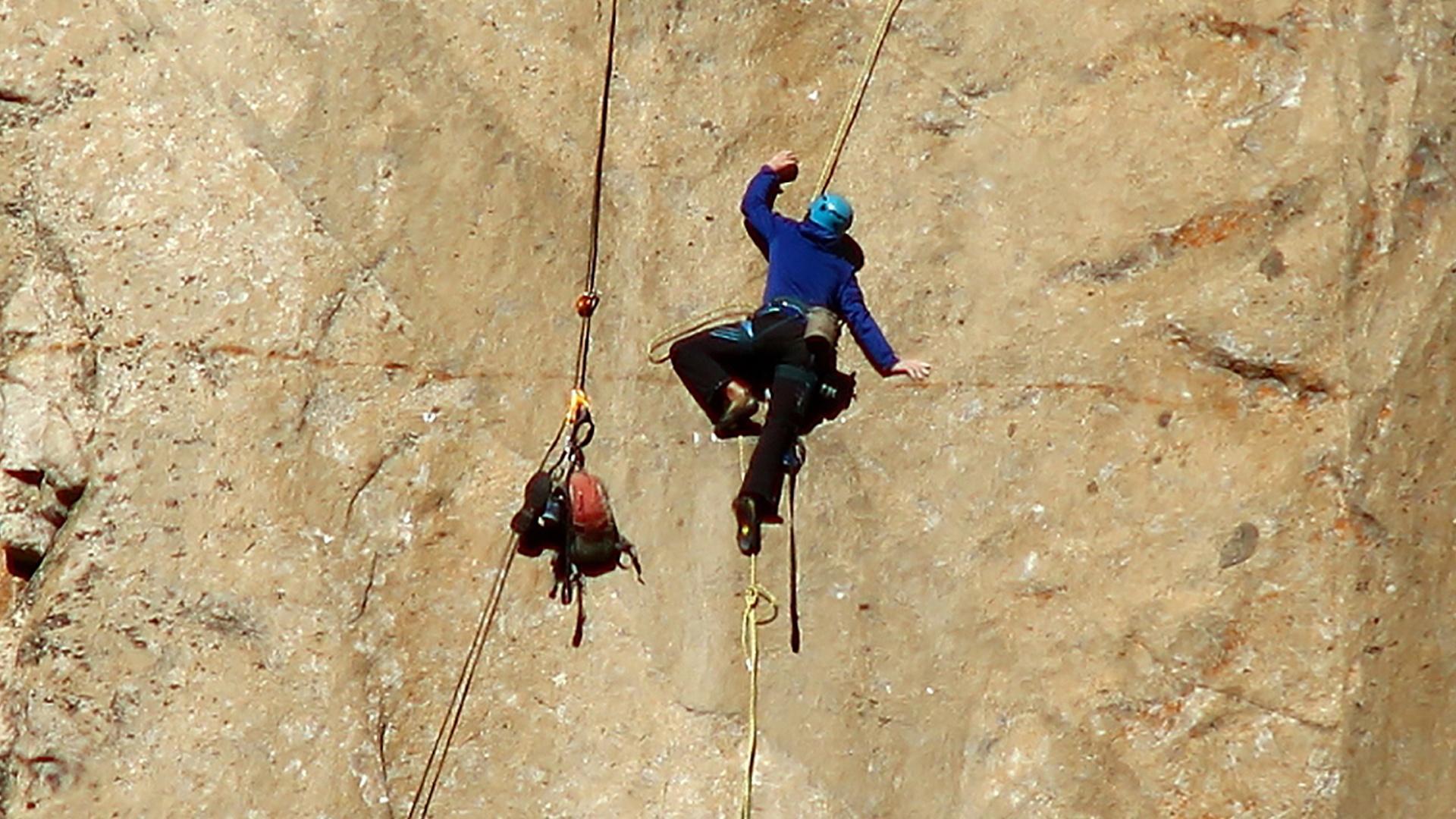 У скалолаза есть веревка длиной 1. Альпинисты. Покорение вершин. Скалолаз. Альпинист на горе.
