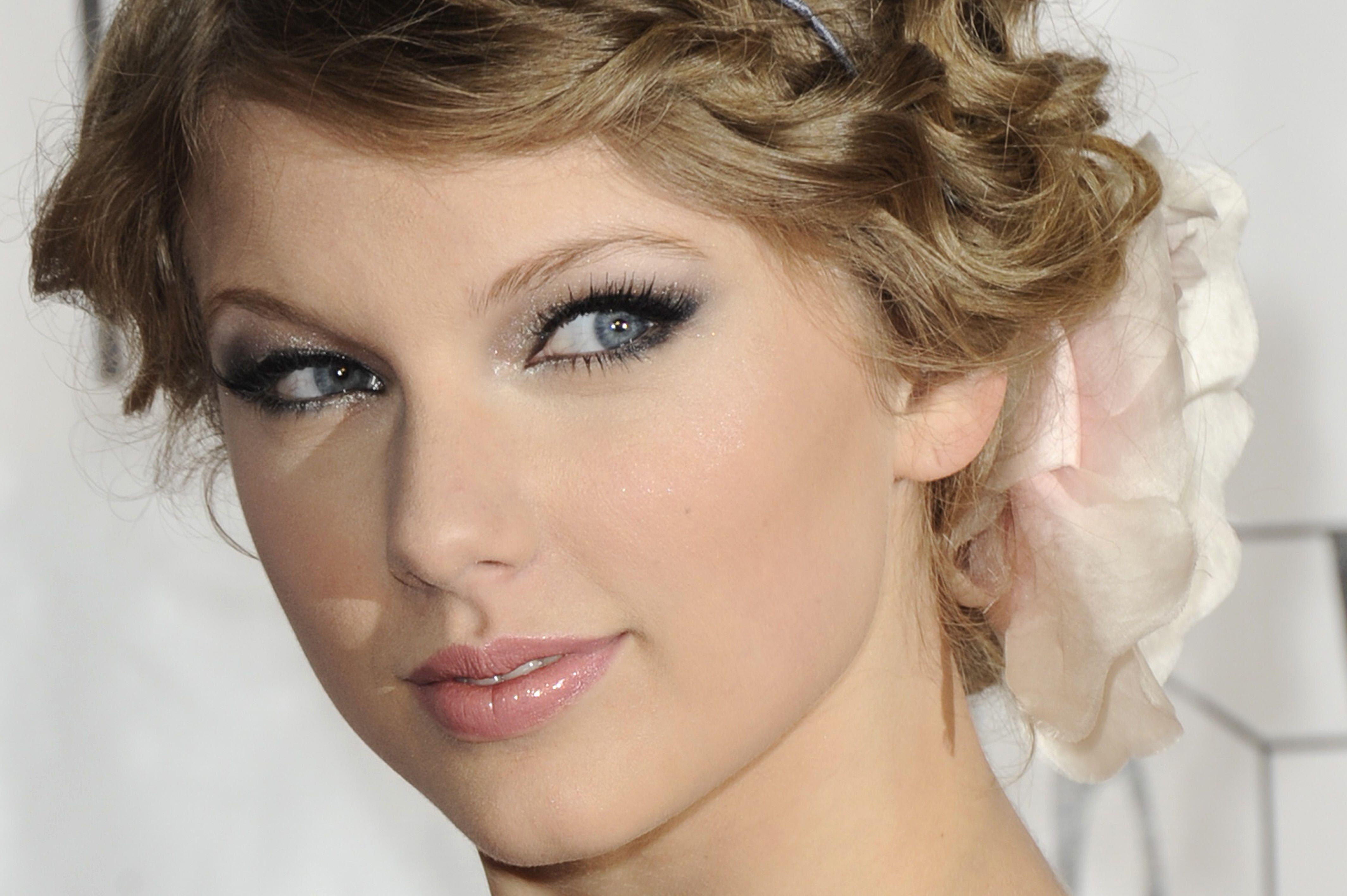 4256x2832 Taylor Swift Wallpaper