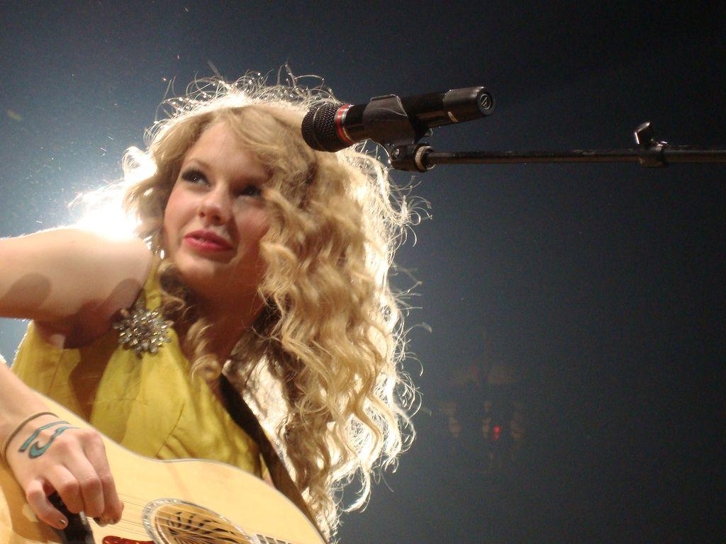 1024x768 Taylor Swift (Biography, Photo, Songs, Albums & News)