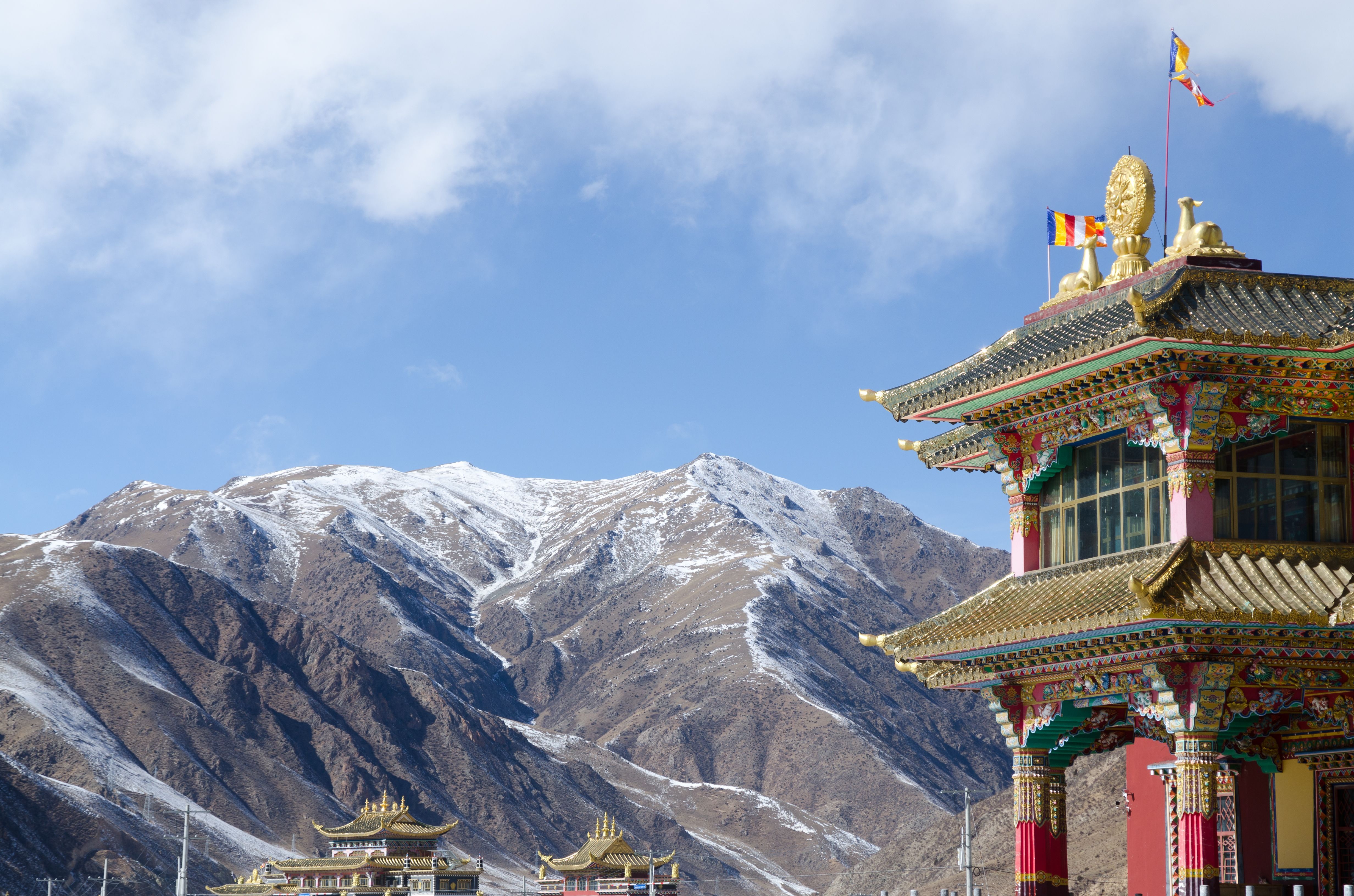 4928x3264 View of a Monastery and Mountains in Tibet · Free