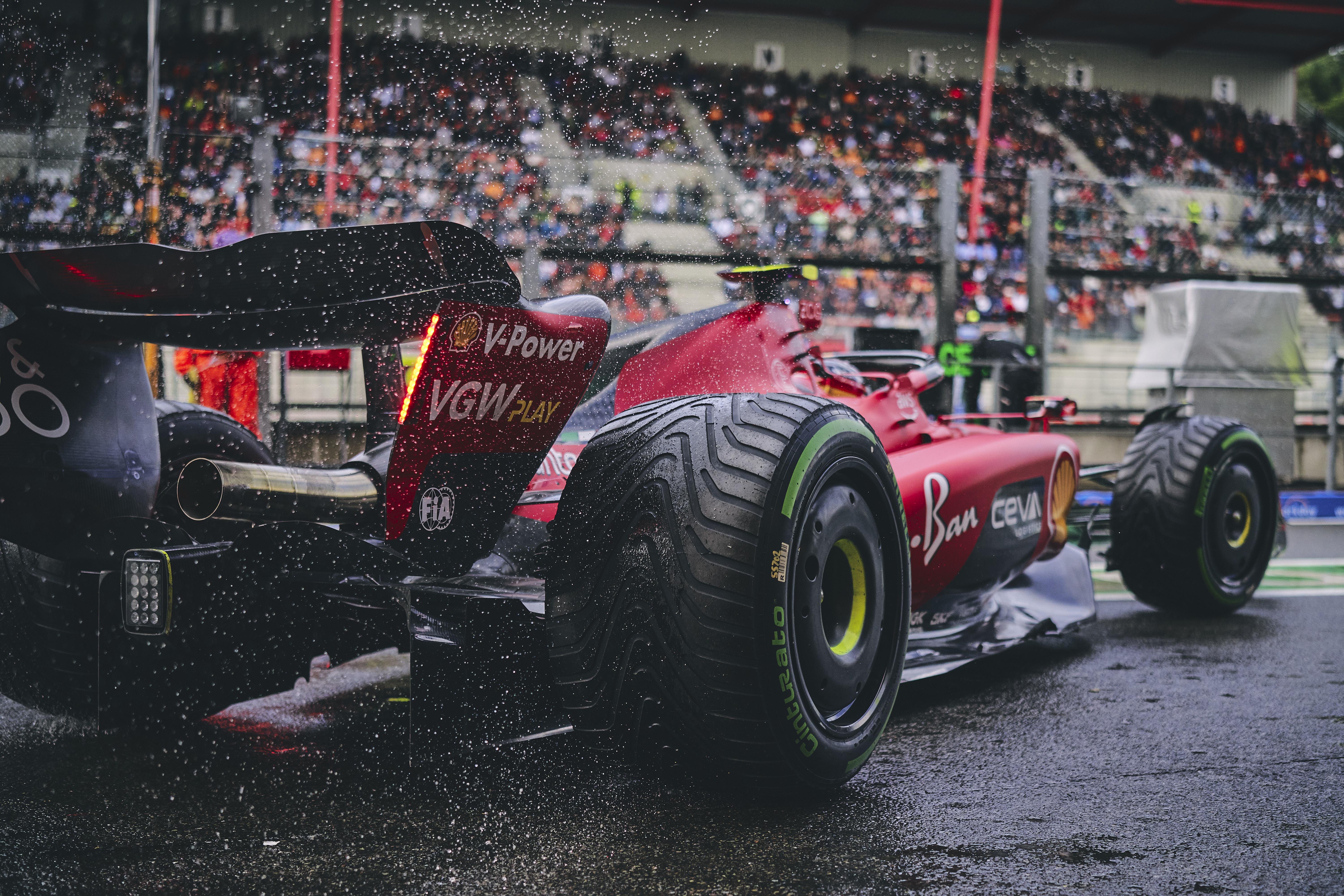 6000x4000 Ferrari wallpaper in the wet (6000x4000)