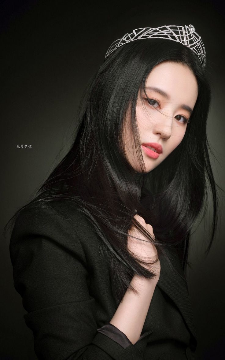 736x1177 Alice liu. Yeyi isabella photohoot, Crystal liu, Editorial glam statement crown