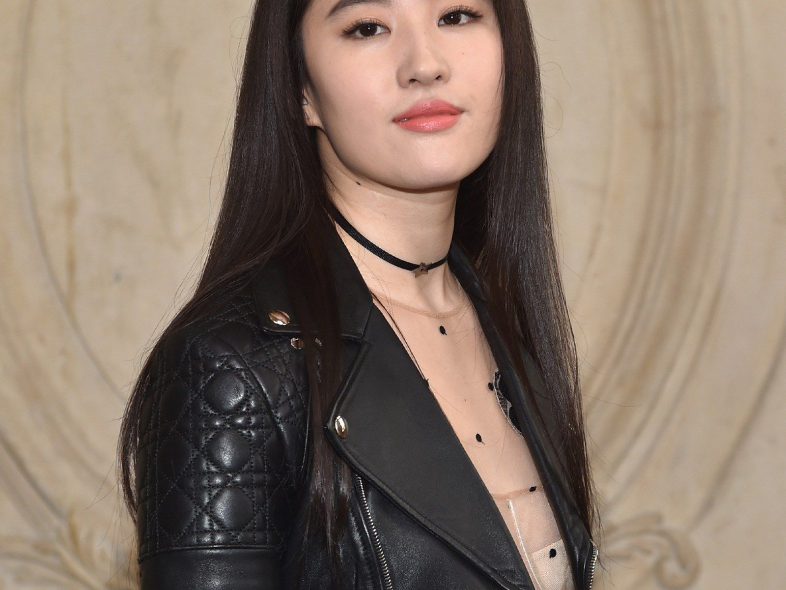 1600x1200 Interesting Facts About Liu Yifei: The Crystal Star in Disney's Mulan