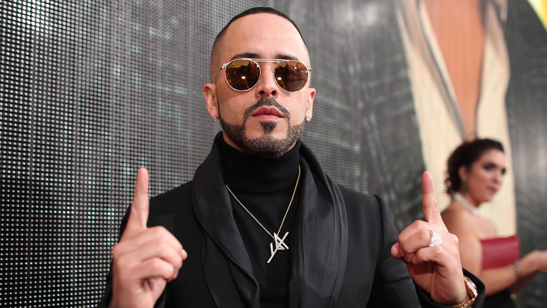 1920x1080 Yandel diseña tarjeta de Navidad para recolectar fondos para una entidad benéfica (FOTOS)