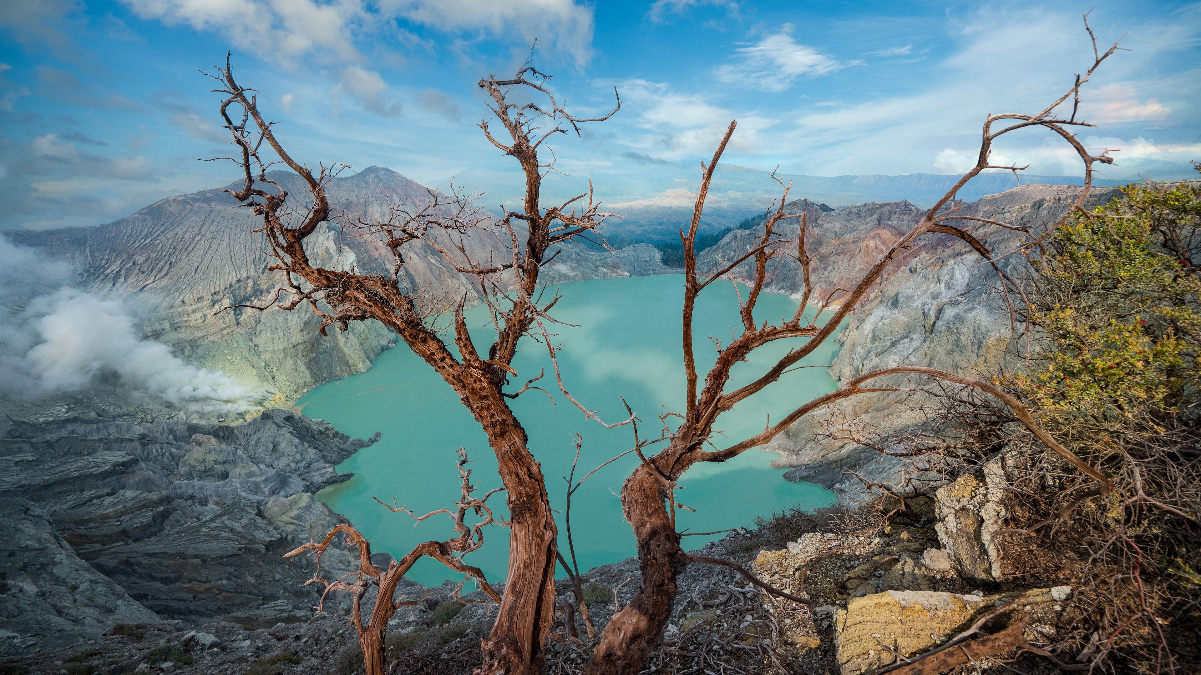 3840x2160 Ijen Volcano Cliff: Breathtaking 4K Ultra HD Nature View of Mountain Lake and Treesx2160