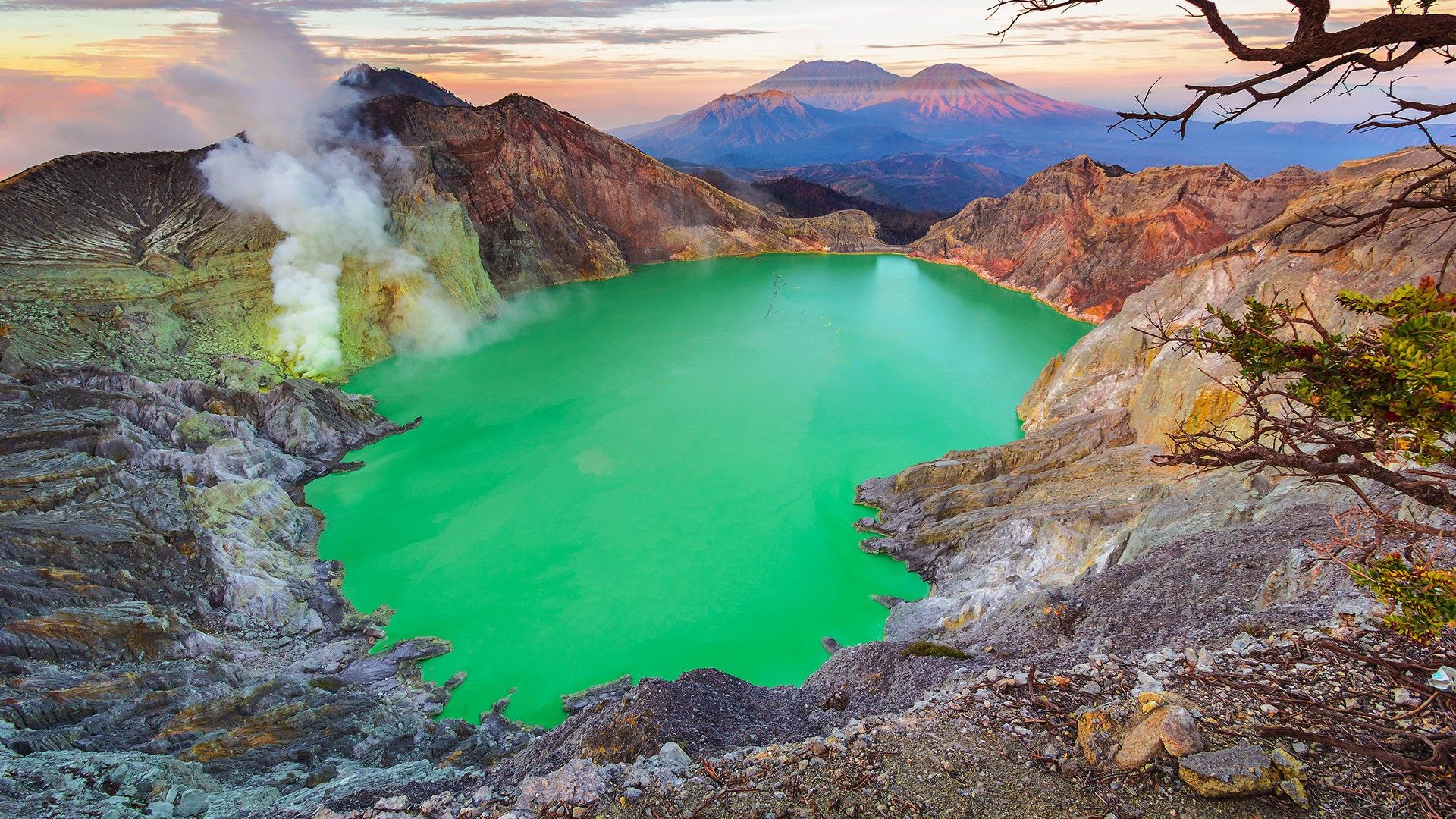 1920x1080 Acid Lake, Kawah Ijen Crater, Banyuwangi Regency of East Java, Indonesia. Windows Spotlight Image