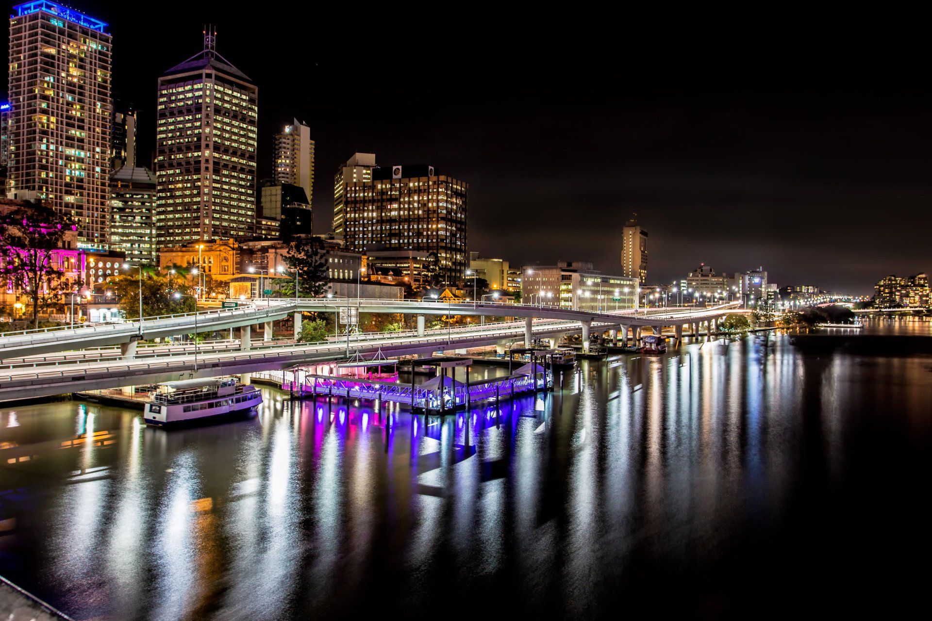 1920x1280 Brisbane River Reflections: Night Lights Over Queensland's Urban Waterfront