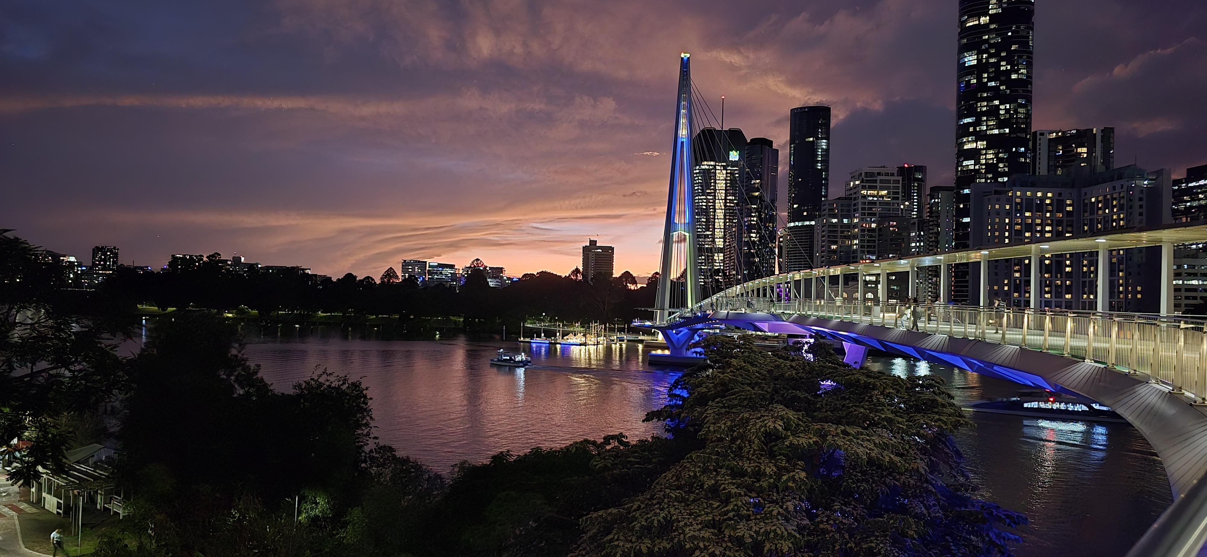 4000x1848 Drop your favourite photo of Brisbane City at night?